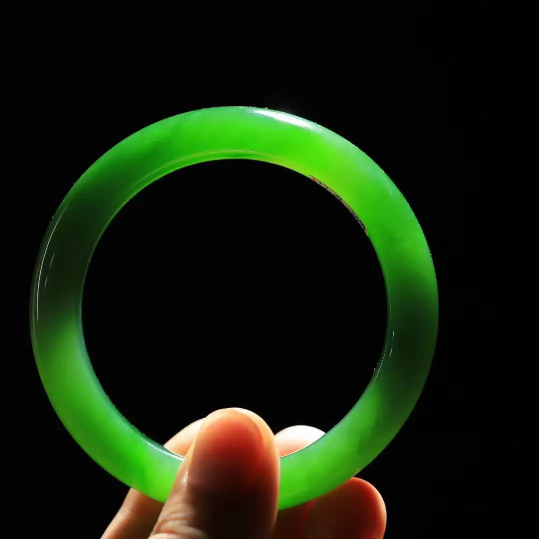 【婉约佳人.手镯】

臻品️和田玉碧玉手镯 玉质温润细腻 油性十足 手感舒适，高华雅逸，线条流畅，简约大气，美自天成，素雅高贵。佩戴于腕间，婉约之美，举手投足间透出那份低调奢华。重65克 内径56.6mm尺寸13.6-9.3mm 56302278YY