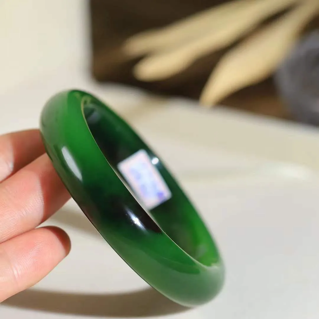 【婉约佳人.手镯】

臻品️和田玉碧玉手镯 玉质温润细腻 油性十足 手感舒适，高华雅逸，线条流畅，简约大气，美自天成，素雅高贵。佩戴于腕间，婉约之美，举手投足间透出那份低调奢华。重56克 内径54.5mm尺寸13.2-8.7mm 56302278YY