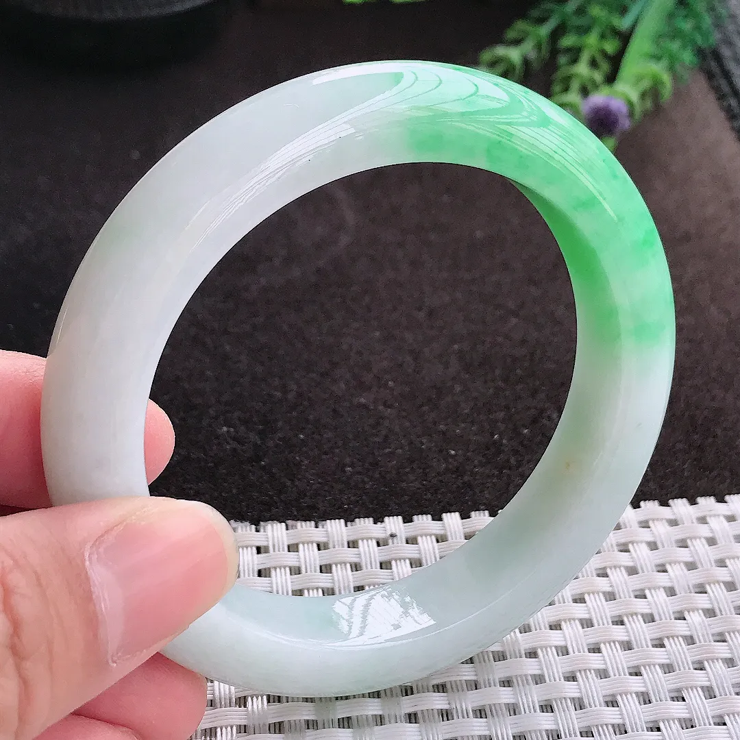 实拍A货翡翠57.8/12.5/9.6老坑精美飘绿手镯翡翠玉镯子平安镯