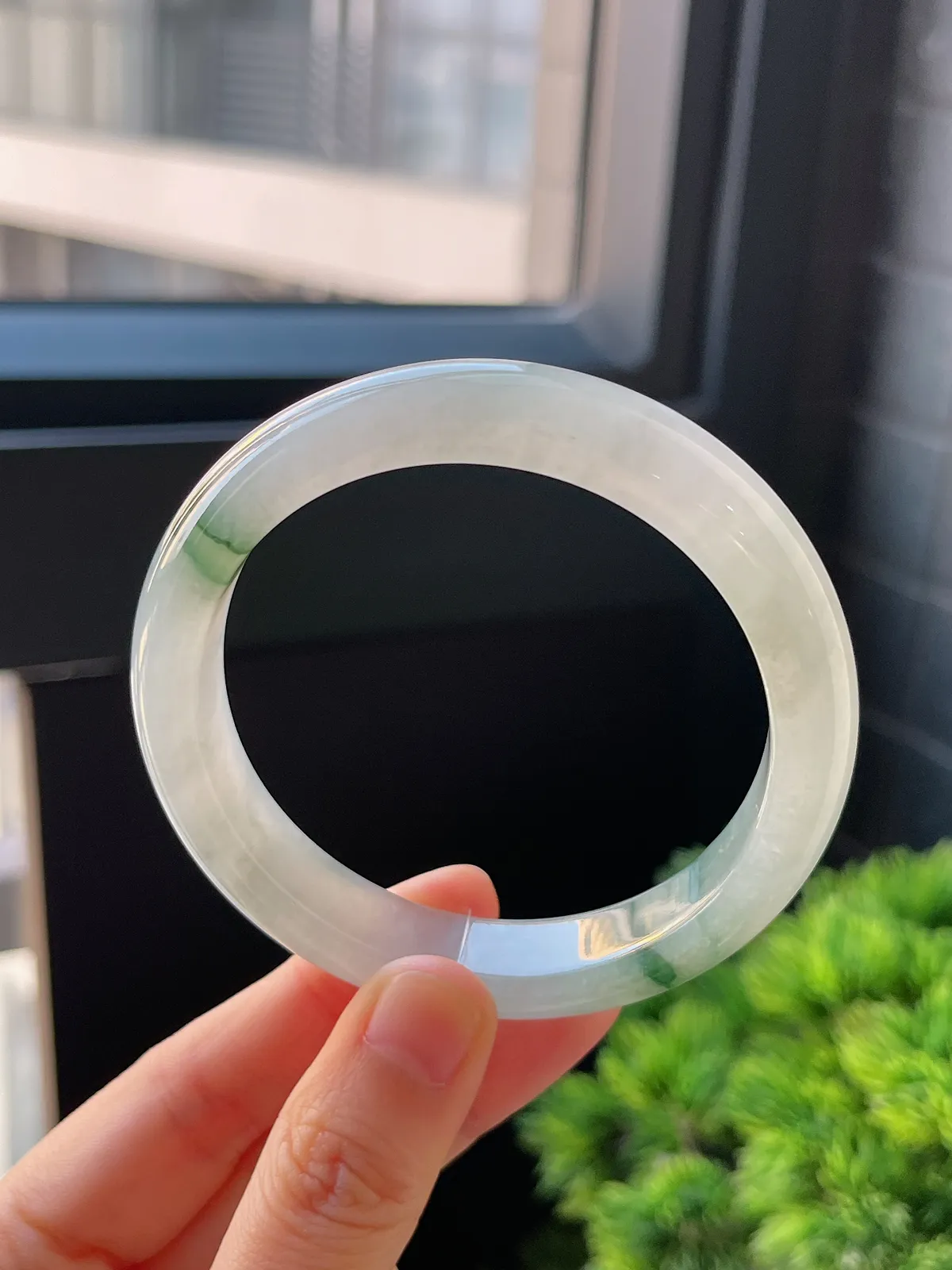 正圈57.2圈口，翡翠冰糯种飘绿手镯