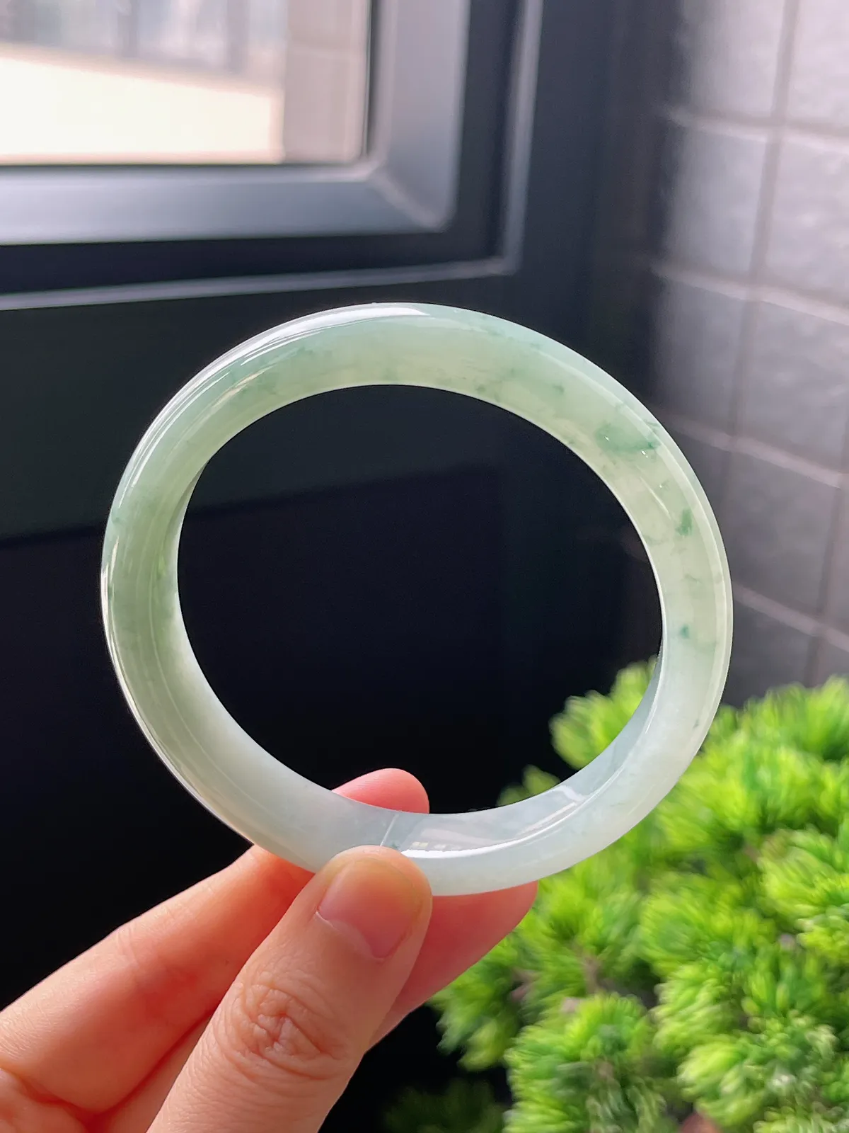 正圈59.3圈口，翡翠冰糯种淡绿色飘花手镯