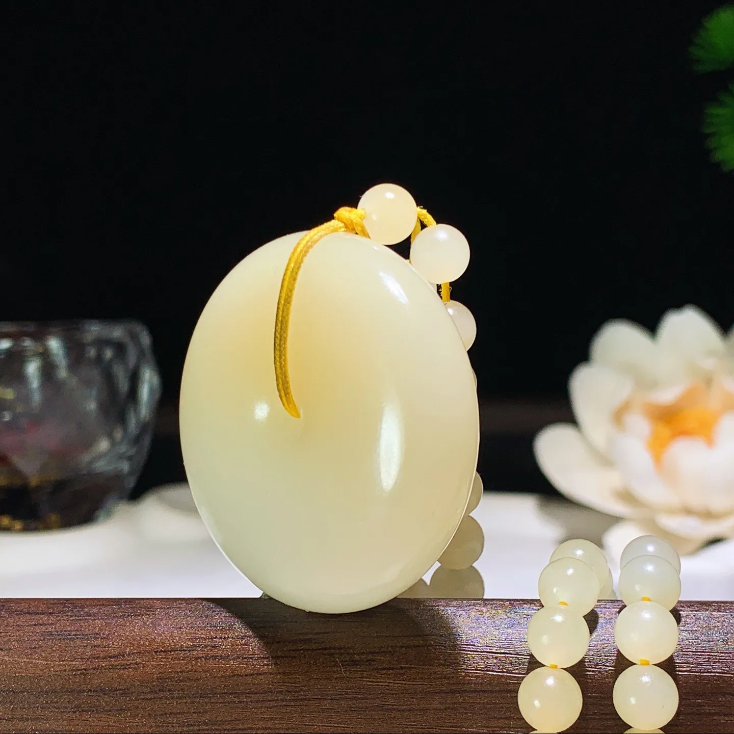 新疆和田玉且末糖平安扣挂件 尺寸38/12重70.5克。玉质细腻油润。手推出油。佩戴高端典雅。lt260128