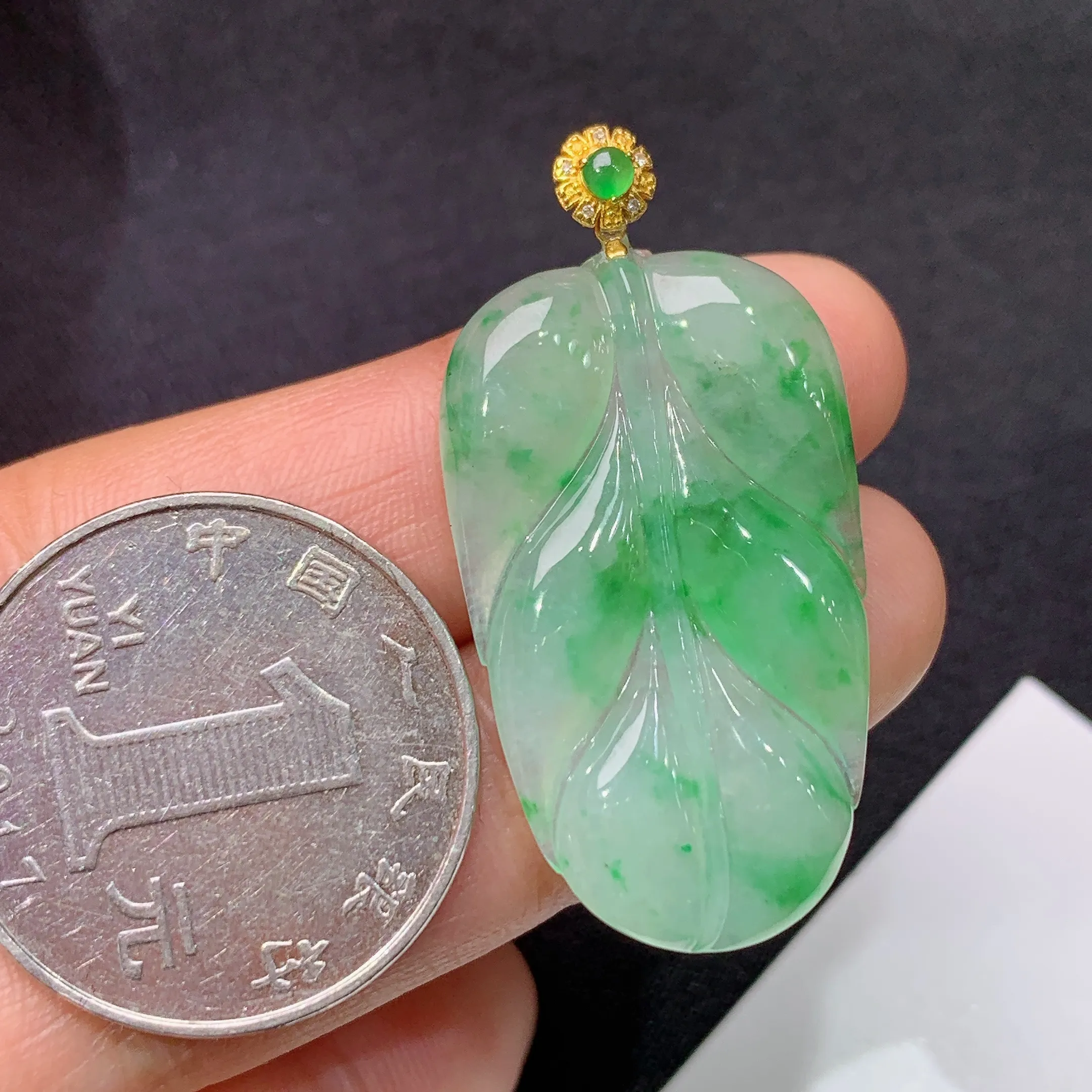 冰飘绿树叶吊坠，18k金镶嵌，冰润细腻，种水足，裸石尺寸32.3*19.2*3.6