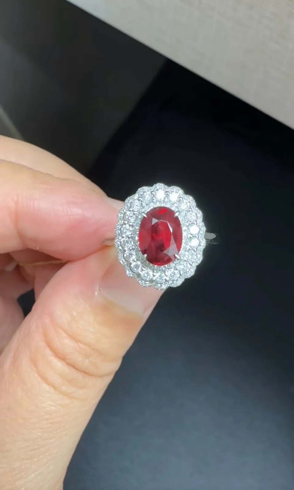 18k金钻石镶嵌红宝石戒指，主石1.42ct，总重3.72g，圈口14