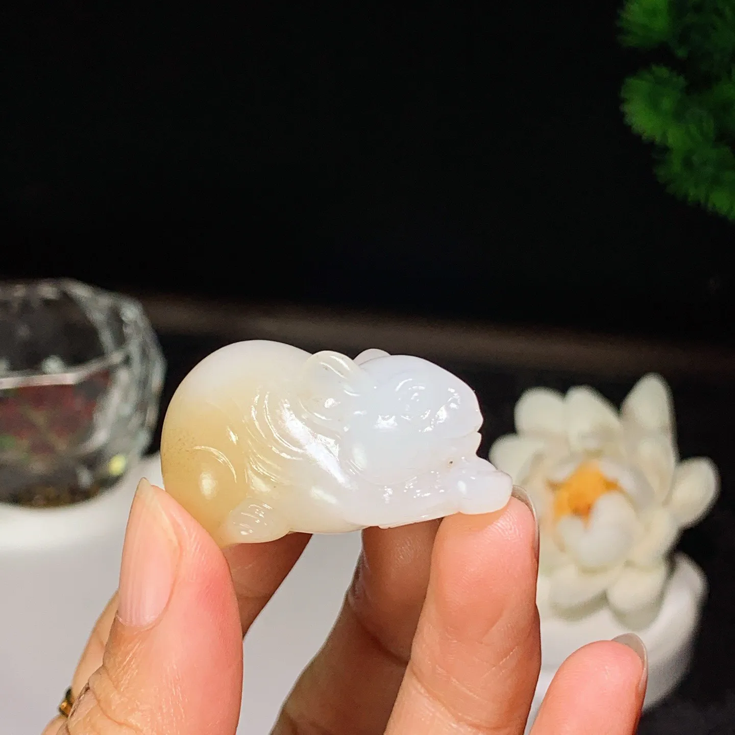 新疆和田玉且末糖生肖鼠挂件 尺寸40/24:21重28克。玉质细腻油润。手推出油。佩戴高端典雅。lt260128