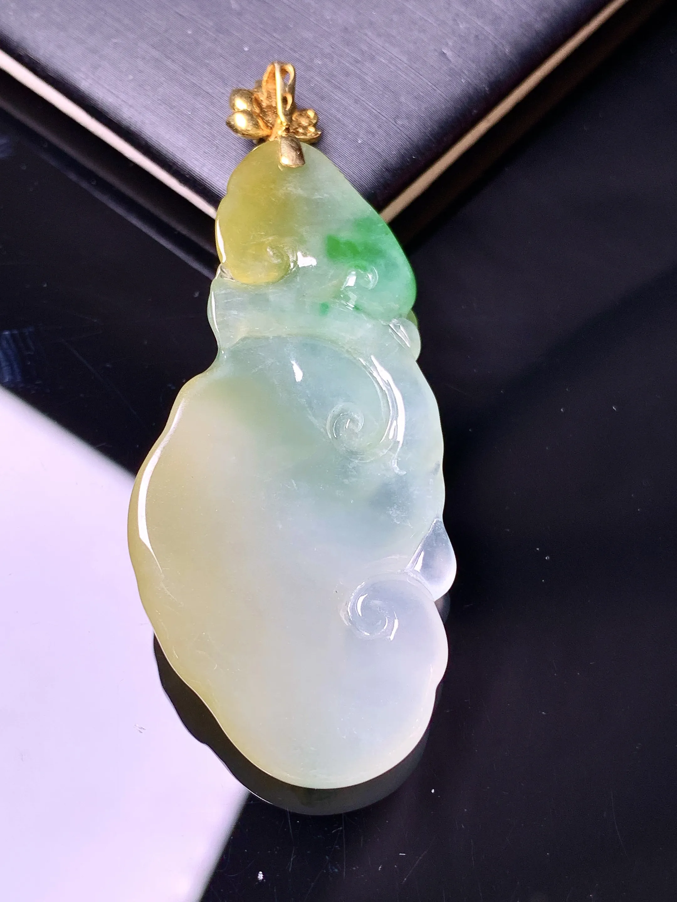 18k金镶嵌飘黄绿翡如意吊坠 玉质细腻 色泽清新艳丽 整体尺寸57.6*23*5.8