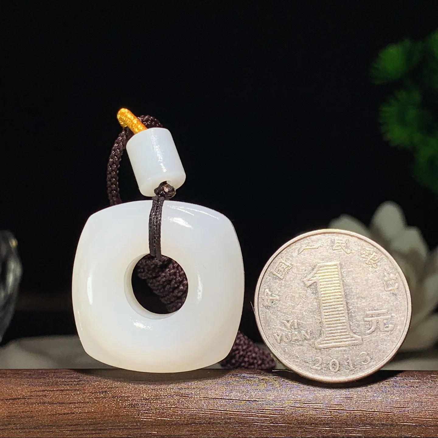 和田玉羊脂白玉四方平安扣挂件。尺寸27/12重20克。玉质细腻油润。手推出油。佩戴高端典雅。lt25128