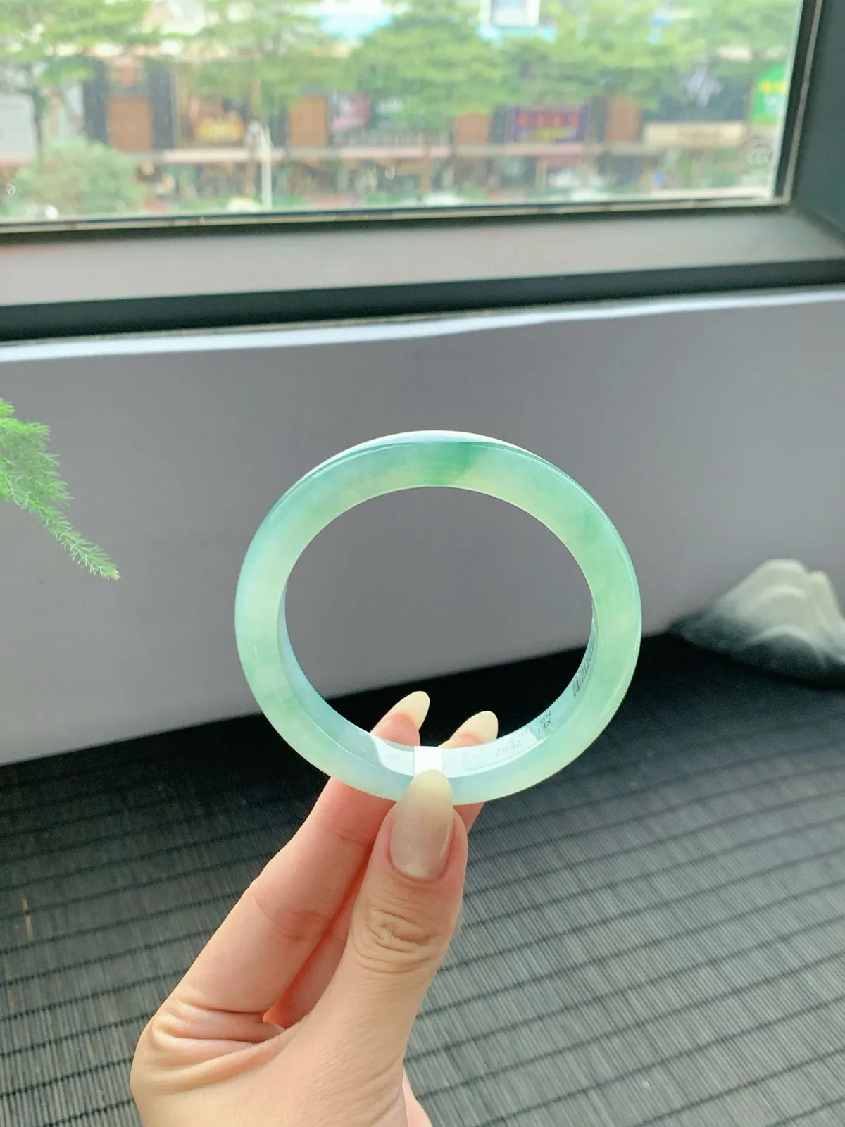 冰飘绿手镯，绿阴不减来时路治愈系底色纯净心灵秋波盈盈 腕间的柔美气质
【尺寸】57-12-8mm