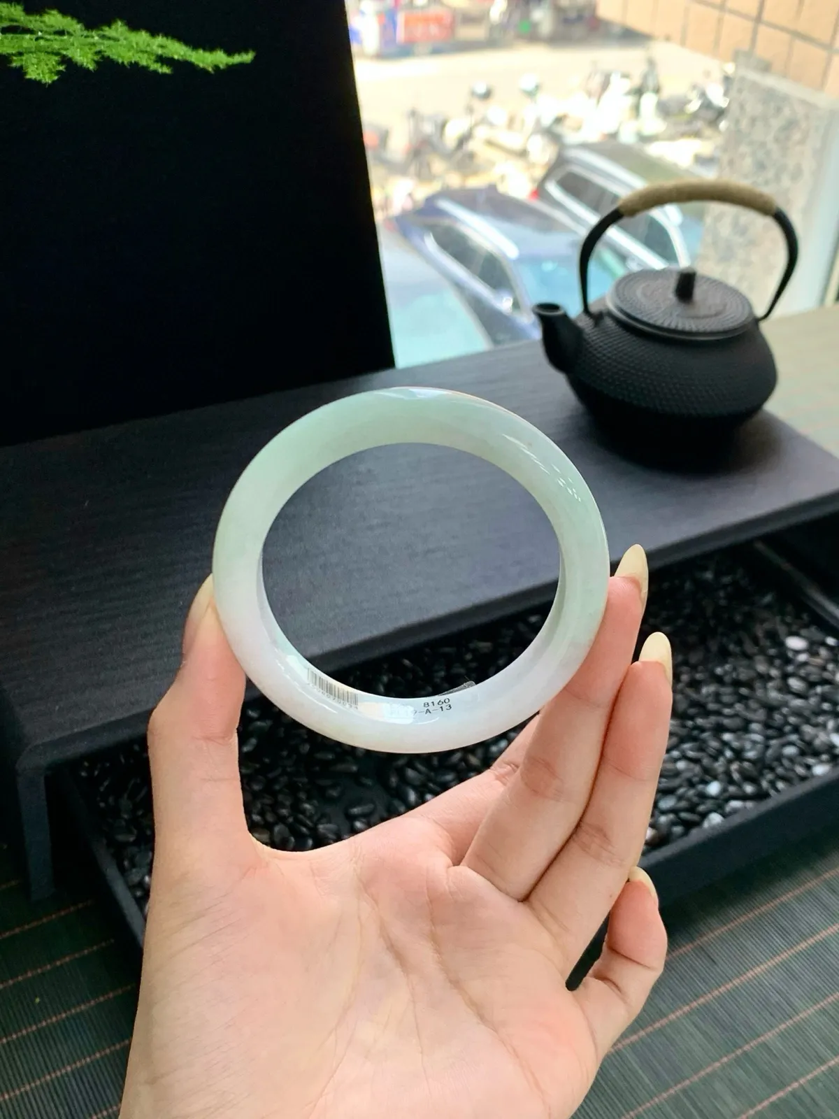 【甜果绿手镯】
清澈透亮，充满了生机，佩戴在手腕上仿佛置身于一片清爽的绿州之中，让人心旷神怡
【尺寸】60-12-9mm