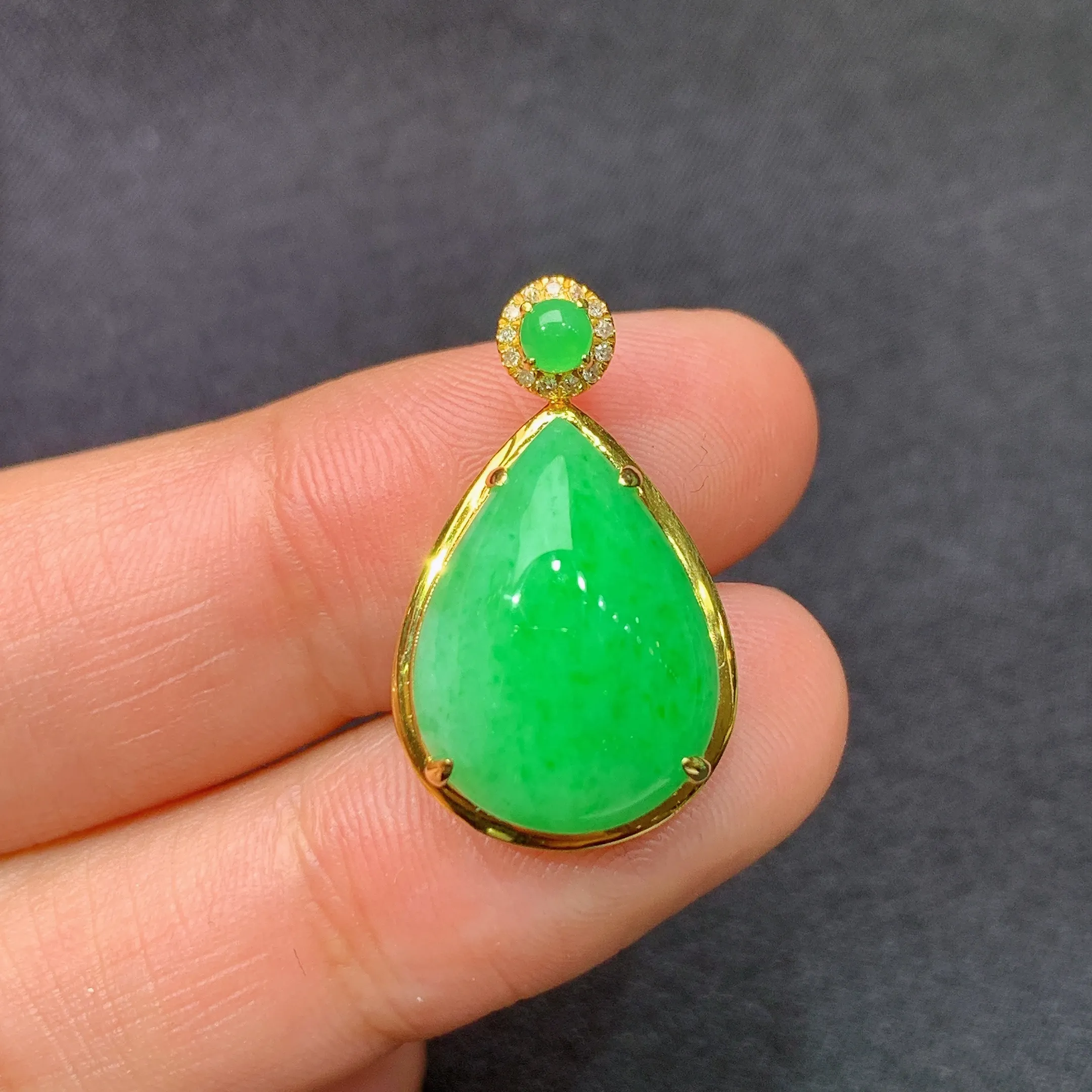 冰阳绿水滴吊坠，18k金镶嵌，冰润色阳，玉质细腻，种水足，整体尺寸23.1*13.8*7.7