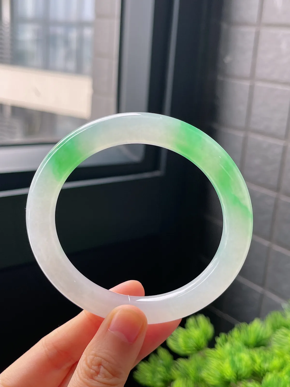 圆镯59圈口，翡翠冰糯种飘绿手镯