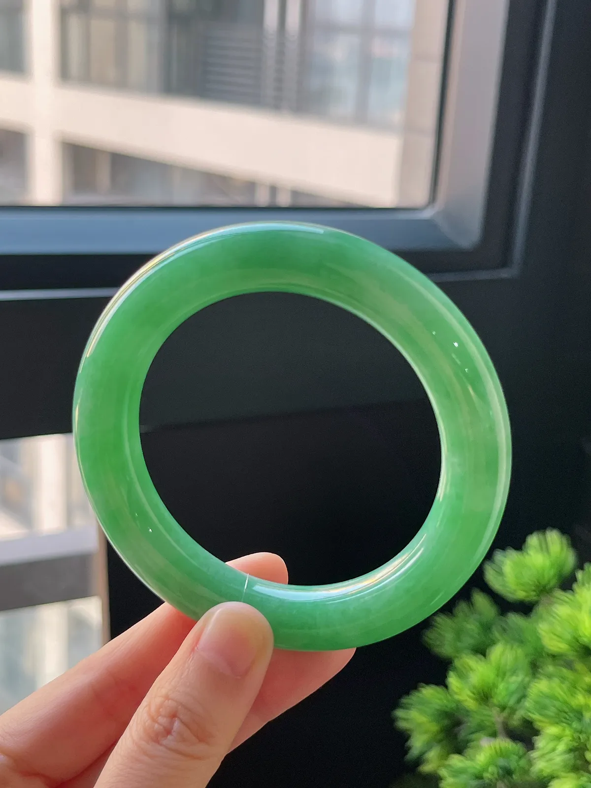 圆镯57圈口，翡翠糯化种满绿手镯