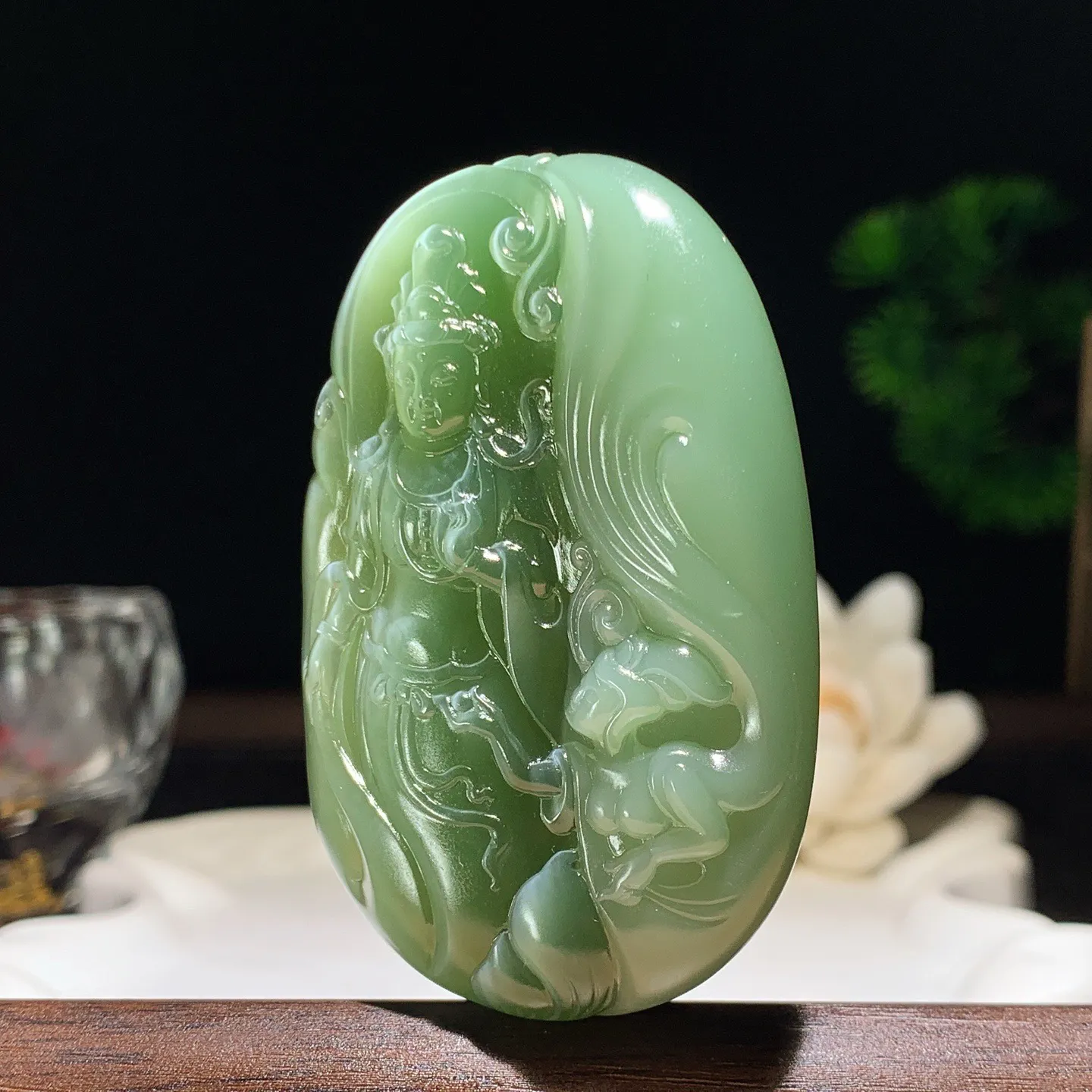 和田玉阳绿俄罗斯碧玉猫眼观音挂件。尺寸62/40/12重58克 玉质细腻油润 底色纯净 脂粉好，品质好。lt250823