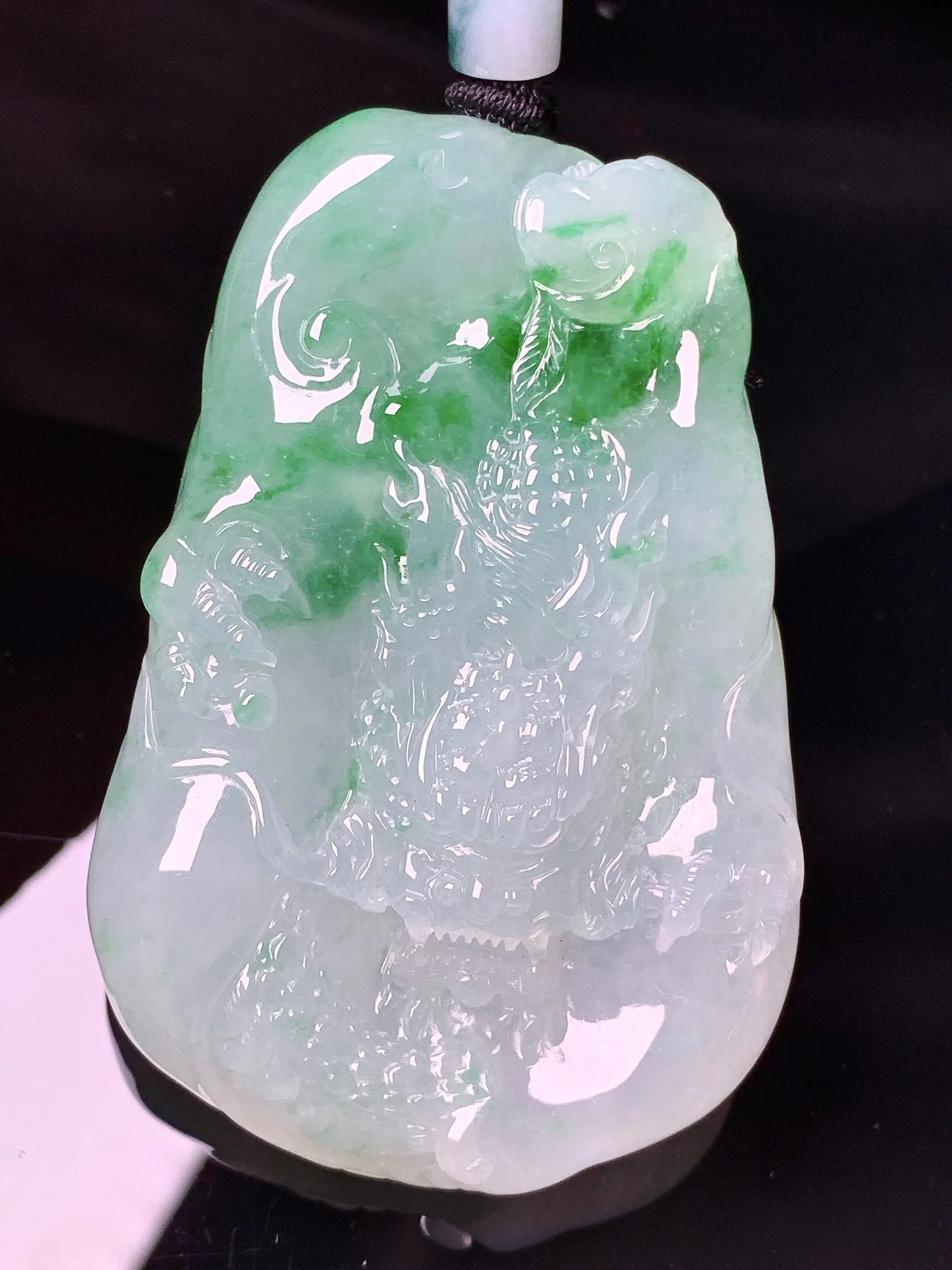 飘绿龙牌吊坠 玉质细腻 色泽清新艳丽 整体尺寸60.3*40.2*10.2