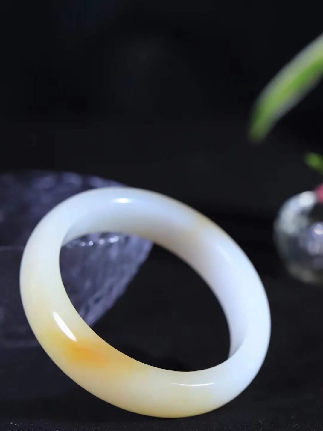 【柔情素语·手镯】

精品和田玉糖白玉手镯，玉质细腻温润，手感舒适，️线条流畅，简约大气，美自天成，佩戴于腕间，婉约之美，举手投足间透出那份低调奢华，醉人心扉。重61.2克 内径圈口55.5mm  尺寸15-8.3mm   FDA-55102803