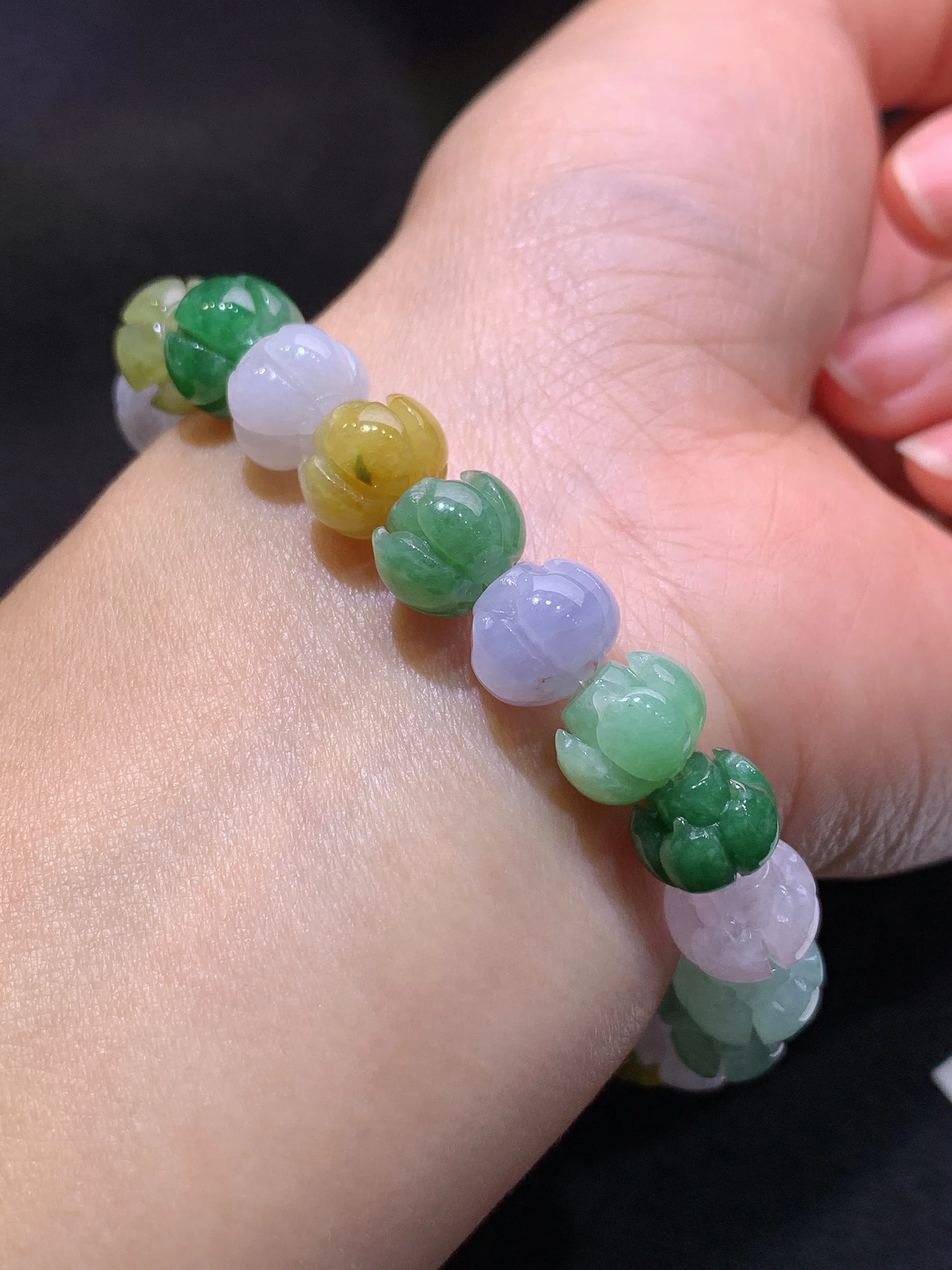 冰种多彩莲花手串，手链，冰润鲜艳，玉质细腻，种水足 整体尺寸10.2*8.3