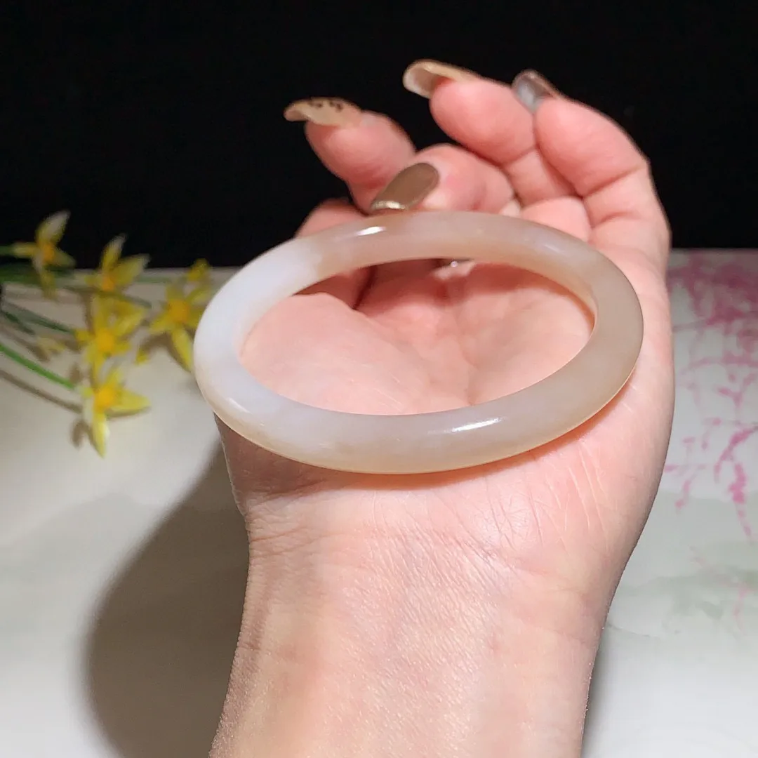 和田玉57.5圈口浓藕粉色手镯，玉质细腻油润 底色纯净 无裂无杂 脂粉好，品质好！