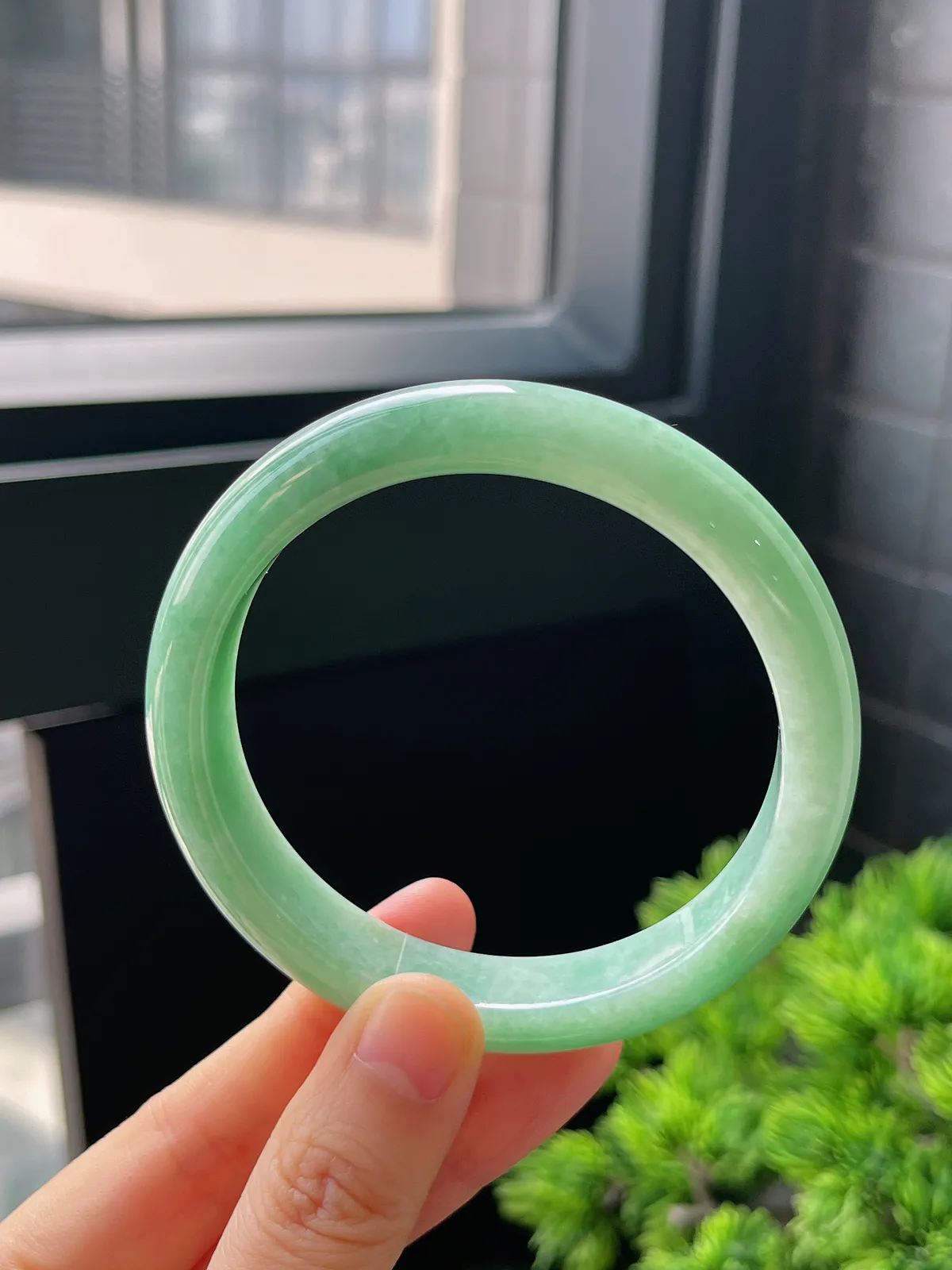 正圈59.2圈口，翡翠糯化种淡绿色手镯