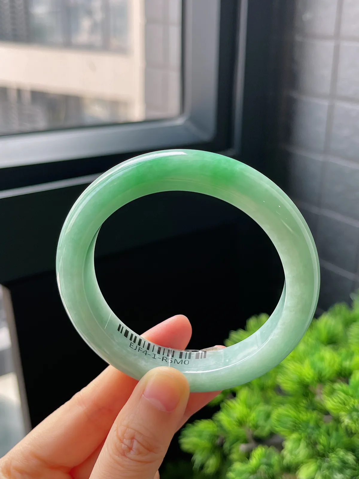 正圈57.7圈口，翡翠糯化种飘绿手镯