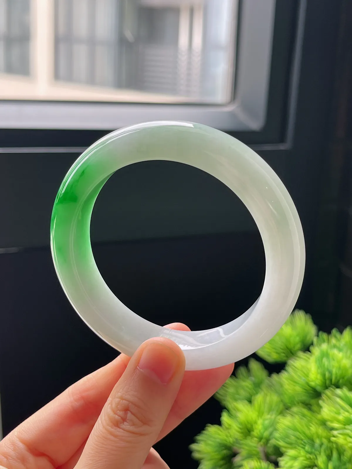 正圈56.2圈口，翡翠糯化种飘绿手镯