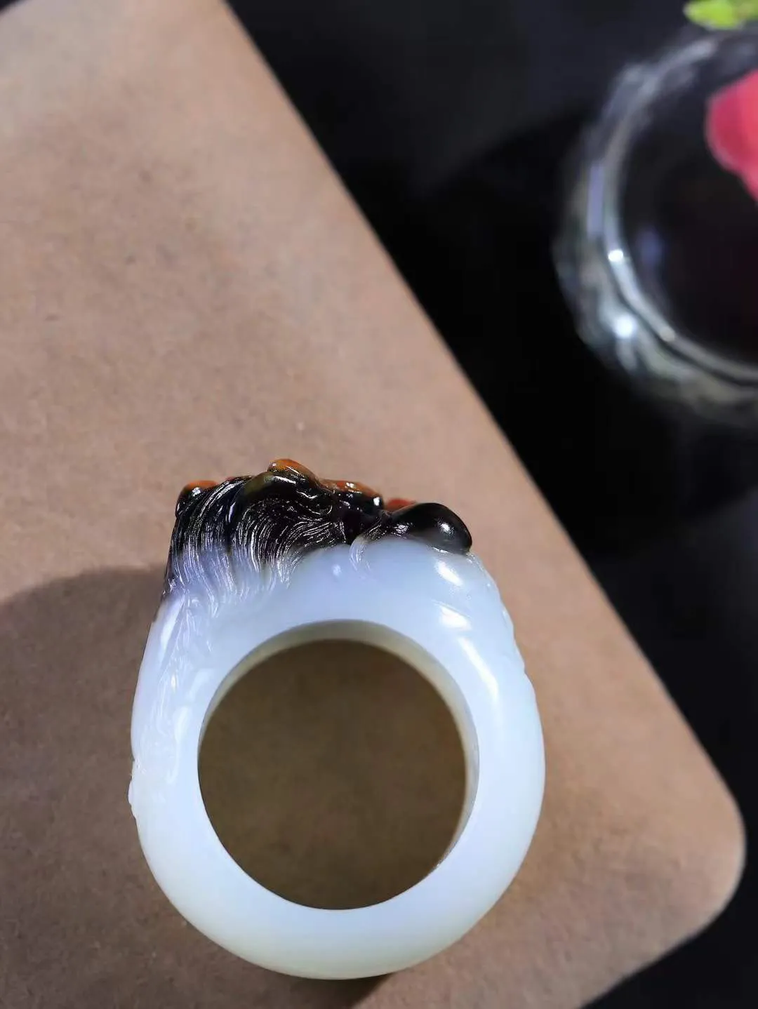 （龙行天下.扳指）

精品和田玉白玉带皮祥龙扳指，料子细腻 手感上佳、雕工精湛，精雕祥龙，龙头双目