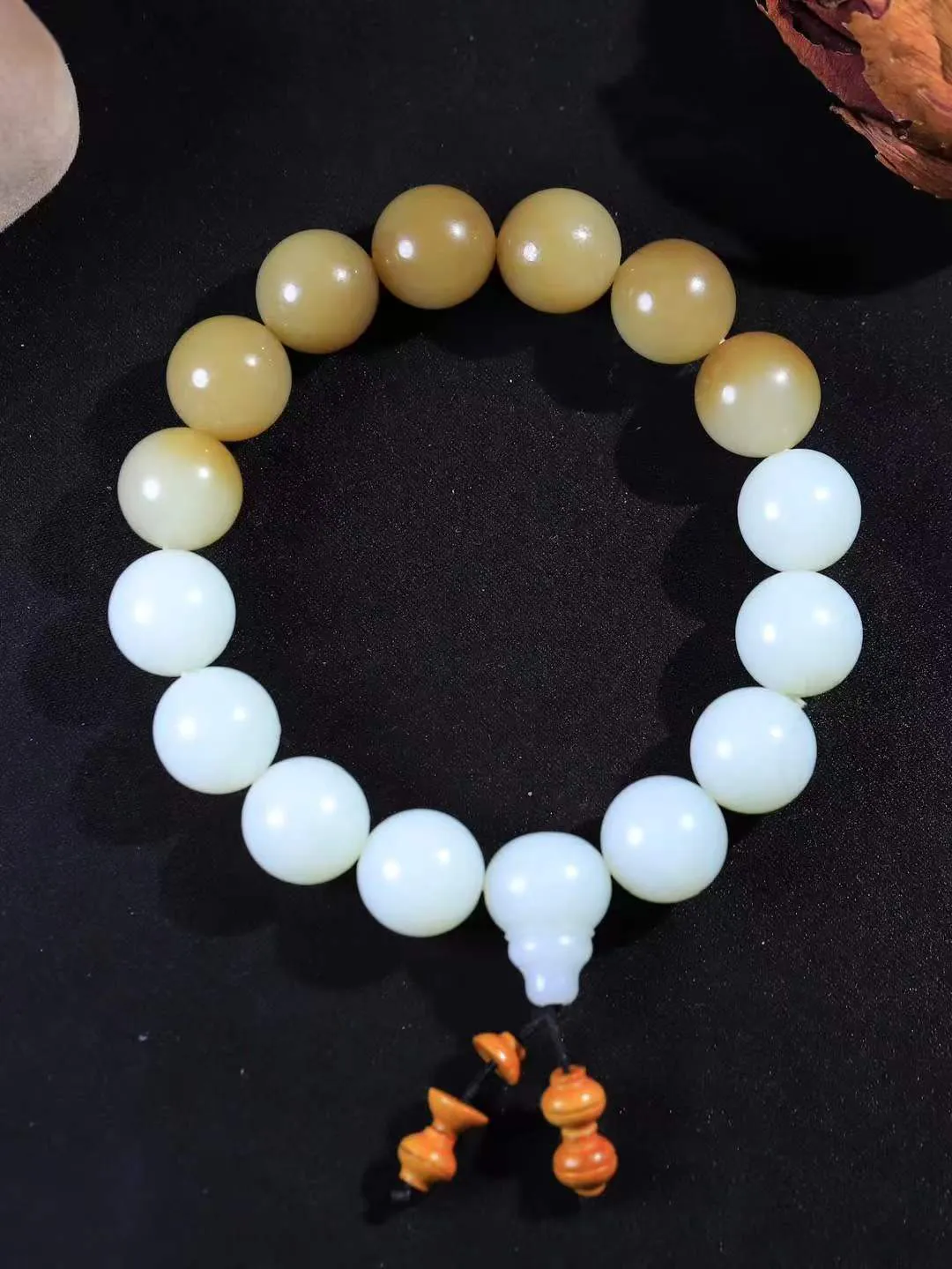 【珠圆玉润.手串】

精品和田玉糖白玉珠圆玉润手串 玉质温润细腻  整串打磨圆润，佩戴舒适。珠珠落玉