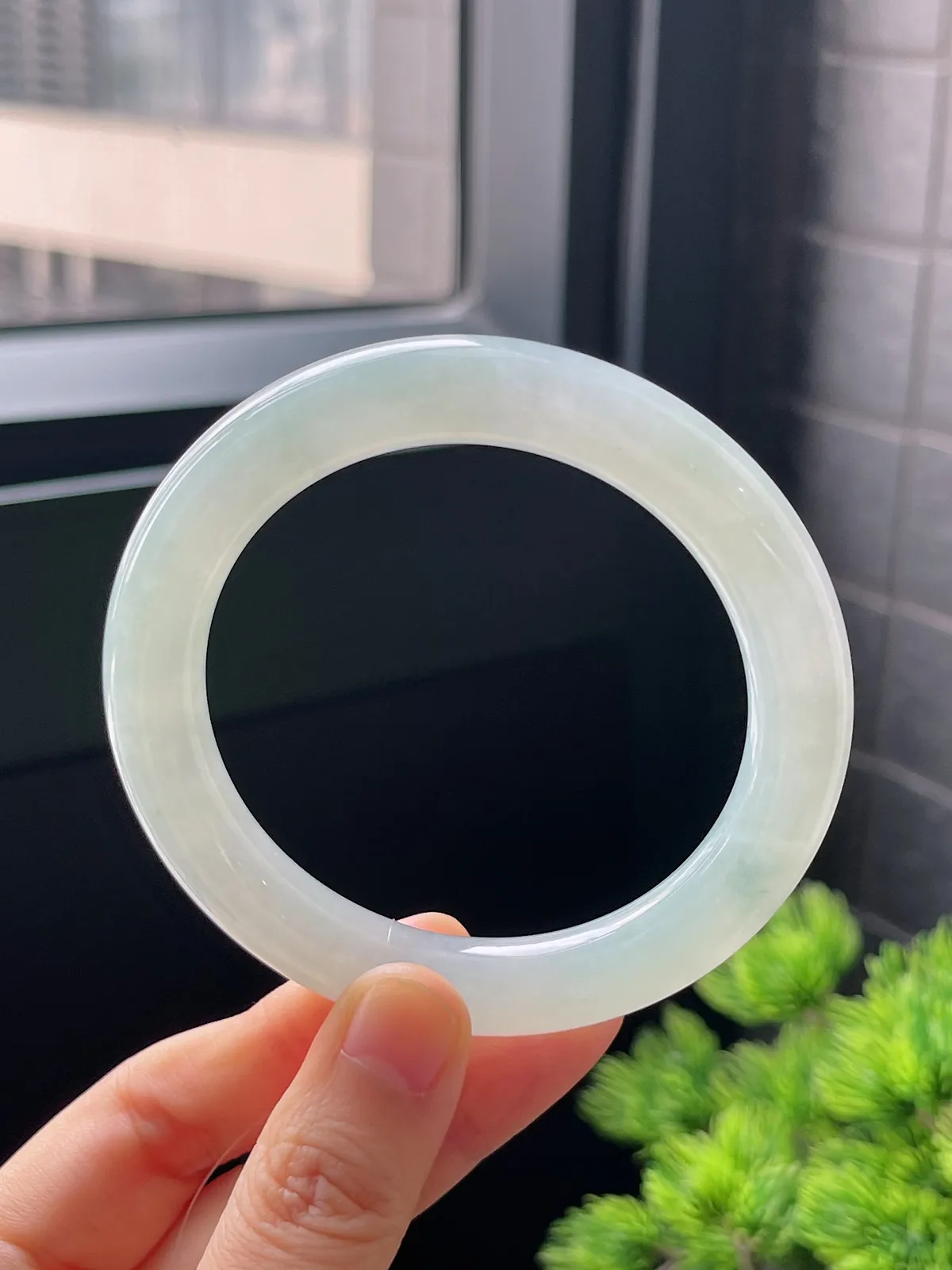 圆镯55.9圈口，翡翠冰糯种淡绿色手镯