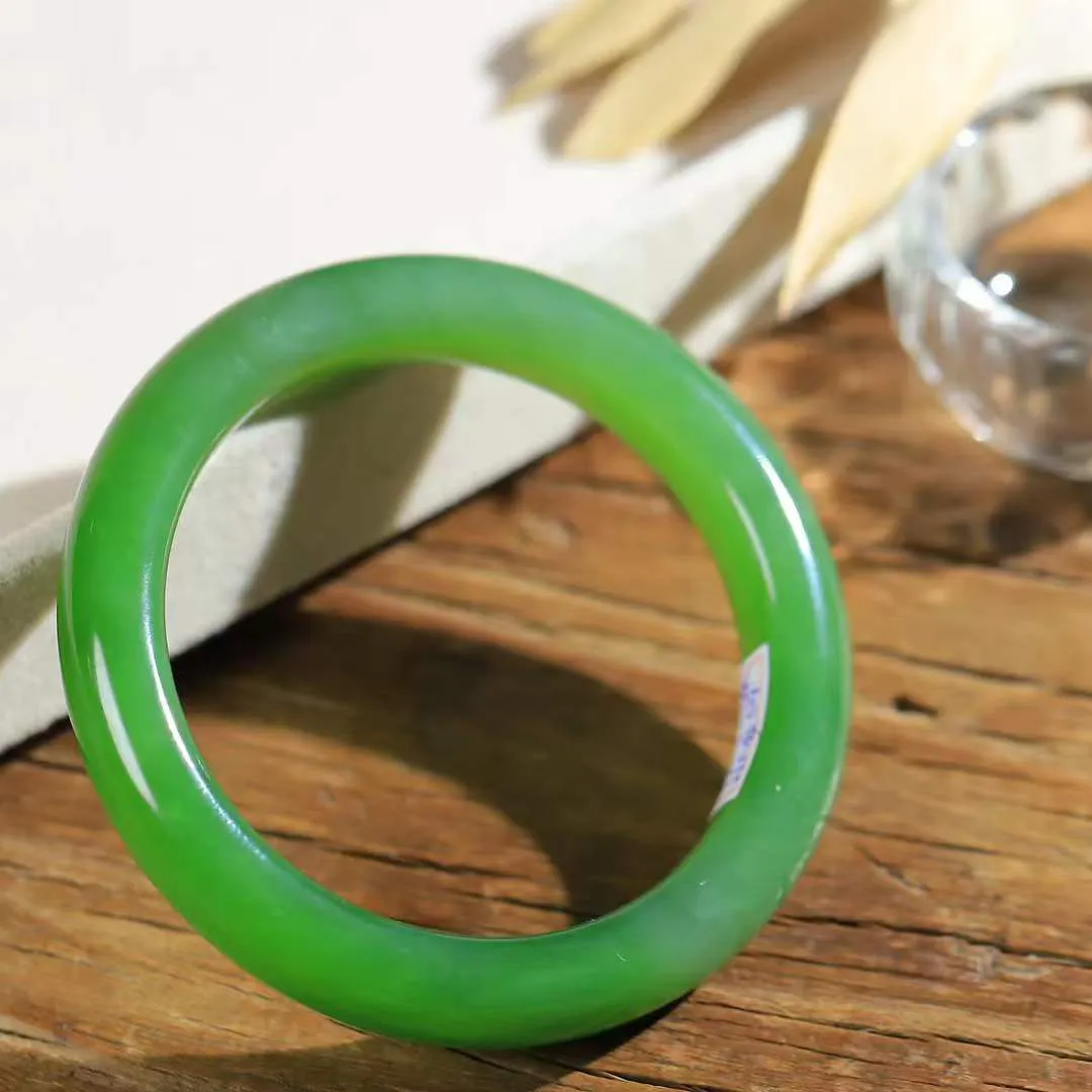 【倾心.手镯】

精品和田玉碧玉手镯 玉质温润细腻 油性十足 手感舒适，高华雅逸，线条流畅，简约大气，美自天成，素雅高贵。佩戴于腕间，婉约之美，举手投足间透出那份低调奢华。 重51克 内径54.4mm 尺寸11.6-8.7mm  78302278YY