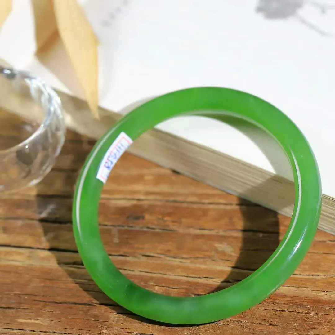 【情有独钟.手镯】

精品和田玉碧玉手镯 玉质温润细腻 油性十足 手感舒适，高华雅逸，线条流畅，简约大气，美自天成，素雅高贵。佩戴于腕间，婉约之美，举手投足间透出那低调奢华。重27克 内径57mm尺寸7.4-7.3mm 96342278YY