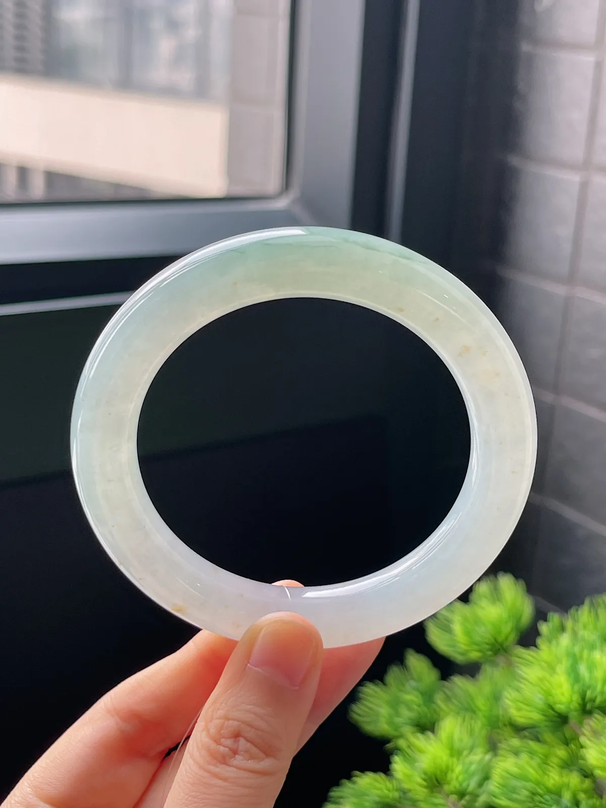 圆镯57.9圈口，翡翠冰糯种淡绿色手镯