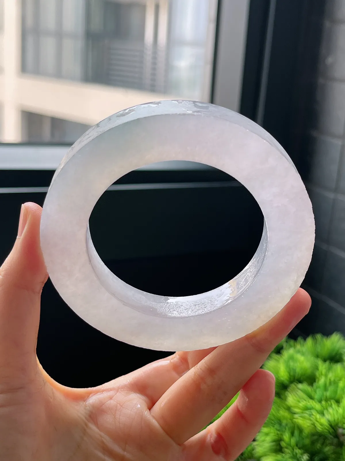 翡翠冰糯种淡绿色毛胚，⭕️正圈最大做69，圆条最小做65，最小做57.3