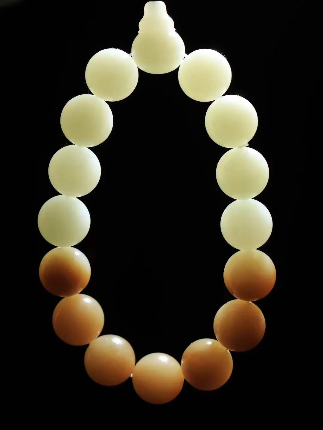 【珠圆玉润.手串】

精品和田玉糖白玉珠圆玉润手串 玉质温润细腻  整串打磨圆润，佩戴舒适。珠珠落玉盘，间关莺语花底滑，一生美好时光，无论身在何处，都有它相伴相守。事事顺遂，幸福美满，吉祥如意。重67.5克 尺寸取一14mm FDL-16102800