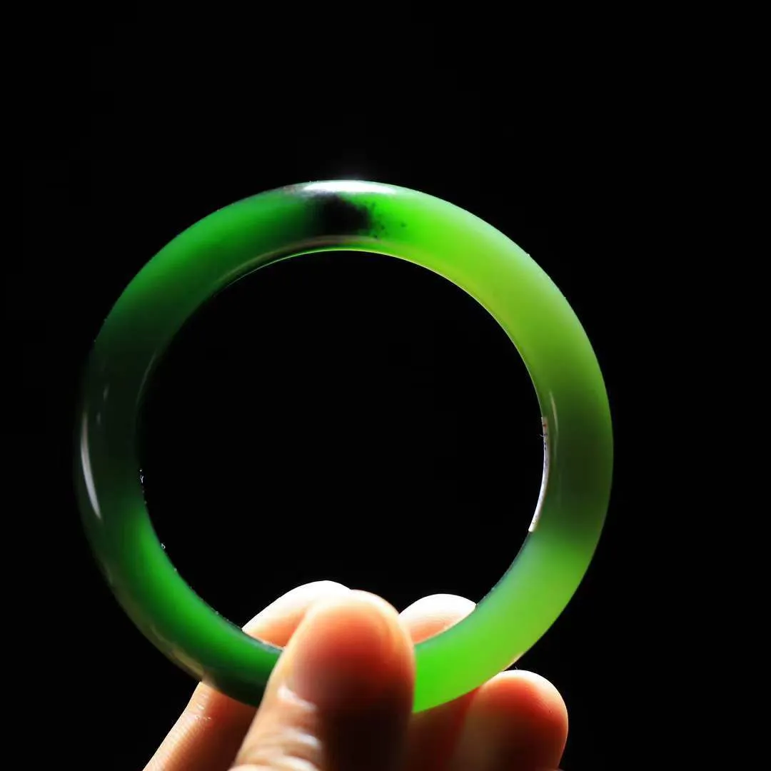 （柔情似水.手镯）

精品和田玉碧玉手镯，玉质温润细腻，镯型饱满圆润，优雅知性，姽婳于幽静兮，又婆娑乎人间，经典款型，古朴典雅。极具灵性，腕间风情，风姿卓越。 
重58.8克    内径53.5mm 尺寸13.8-8.6mm   78302278YY