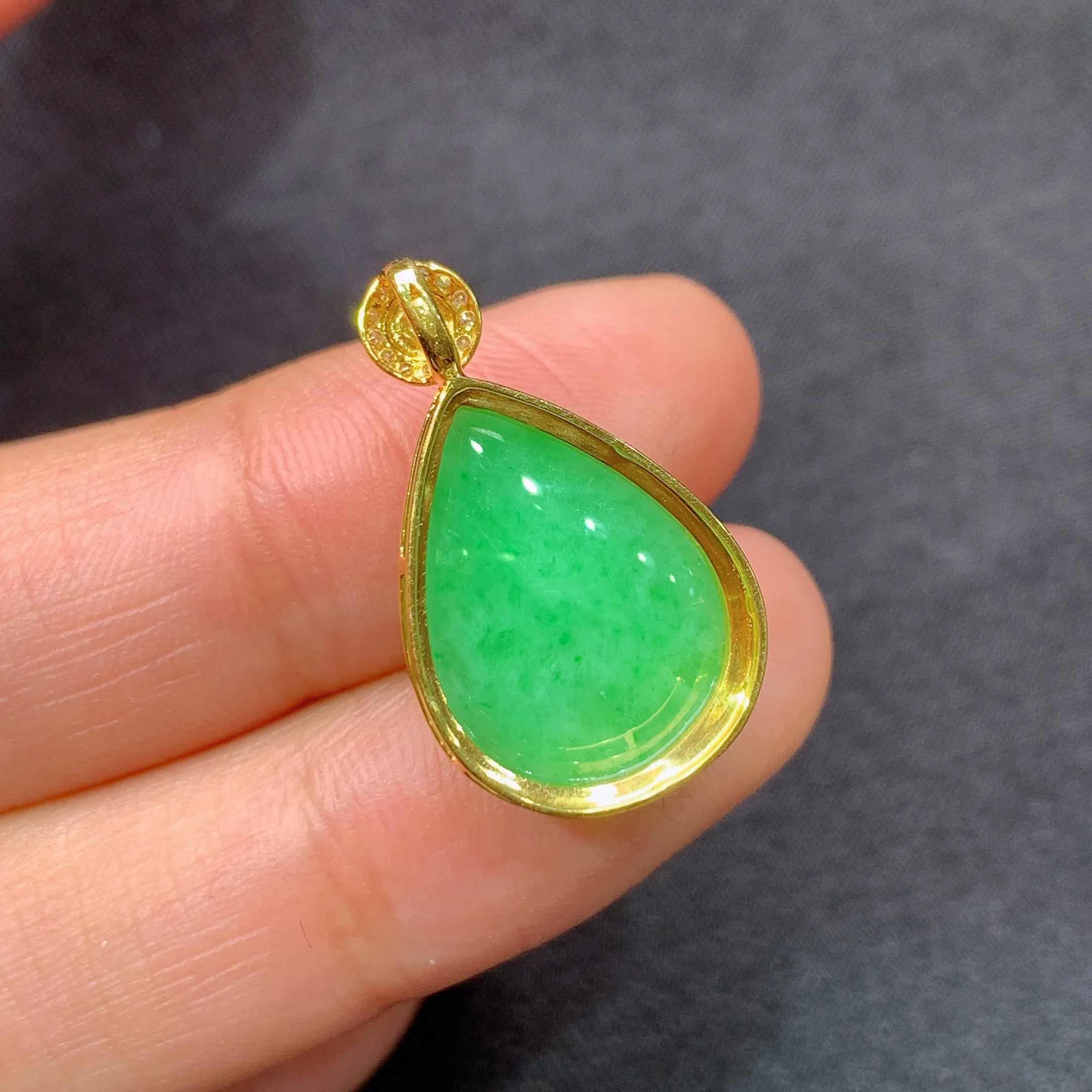 冰阳绿水滴吊坠，18k金镶嵌，冰润色阳，玉质细腻，种水足，整体尺寸23.1*13.8*7.7