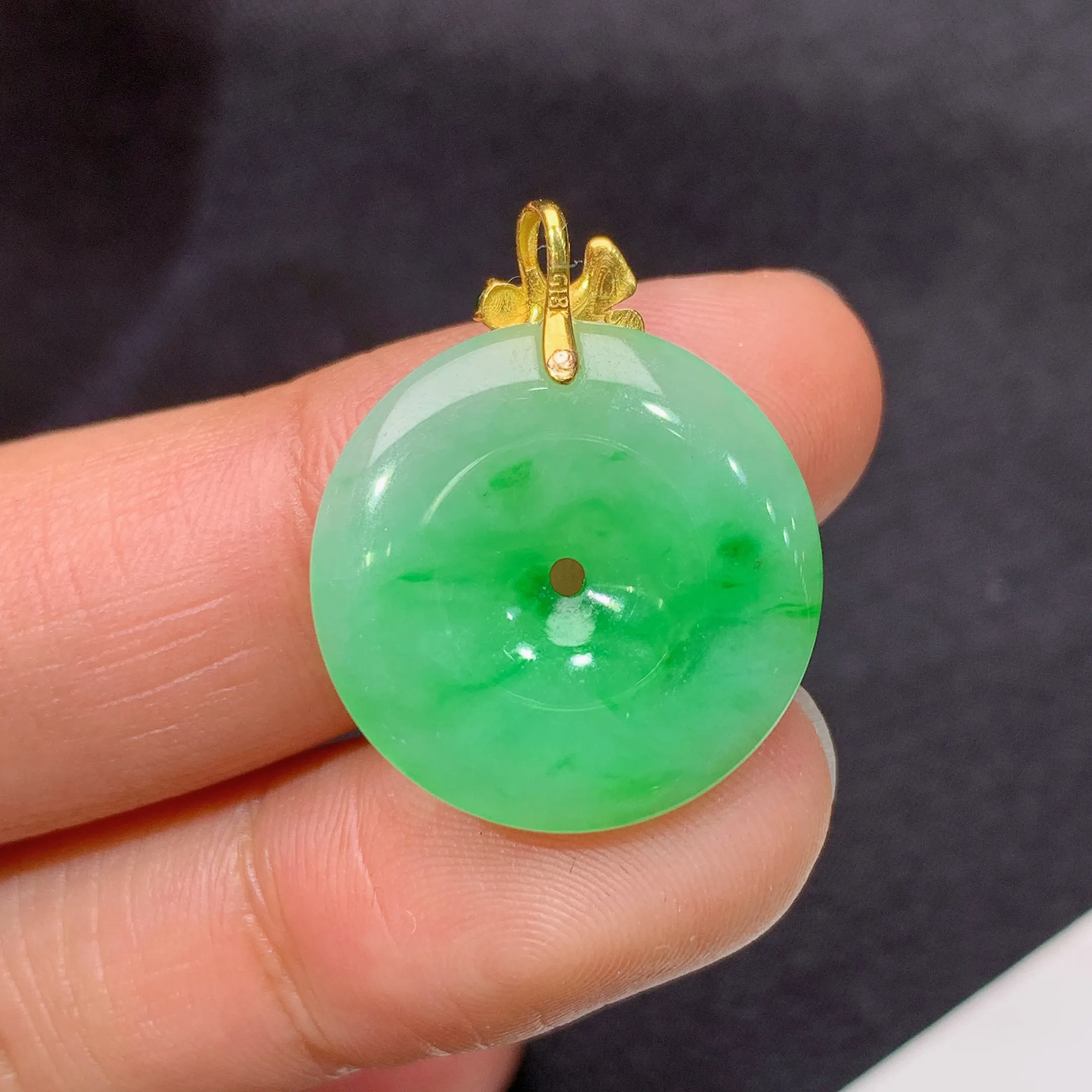 冰飘绿平安扣吊坠，18k金镶嵌，冰润色阳，玉质细腻，种水足，整体尺寸23.5*19.1*3.5