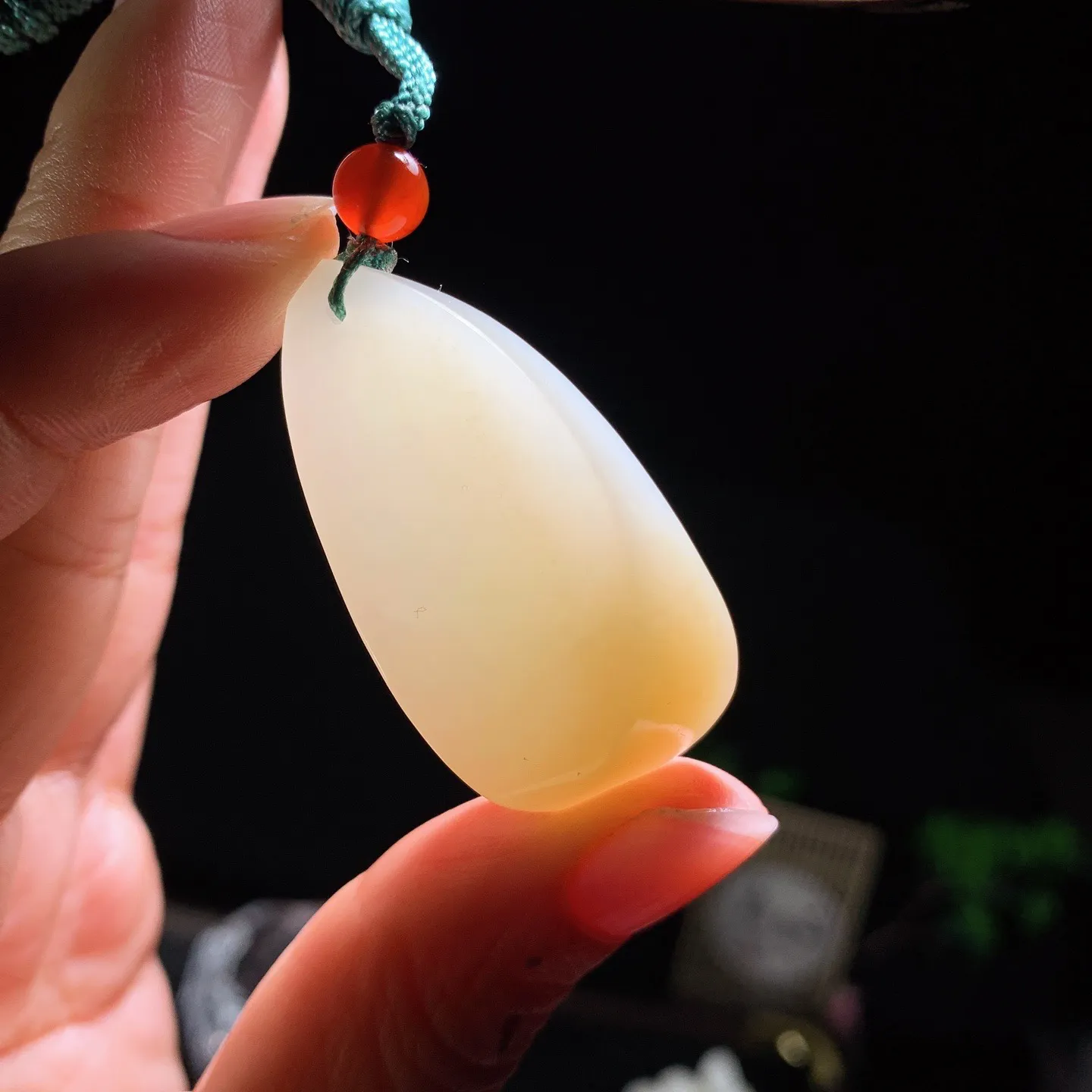 新疆和田玉且末糖随形挂件 尺寸44/21/15重23.4克。玉质细腻油润。手推出油。佩戴高端典雅。lt260128