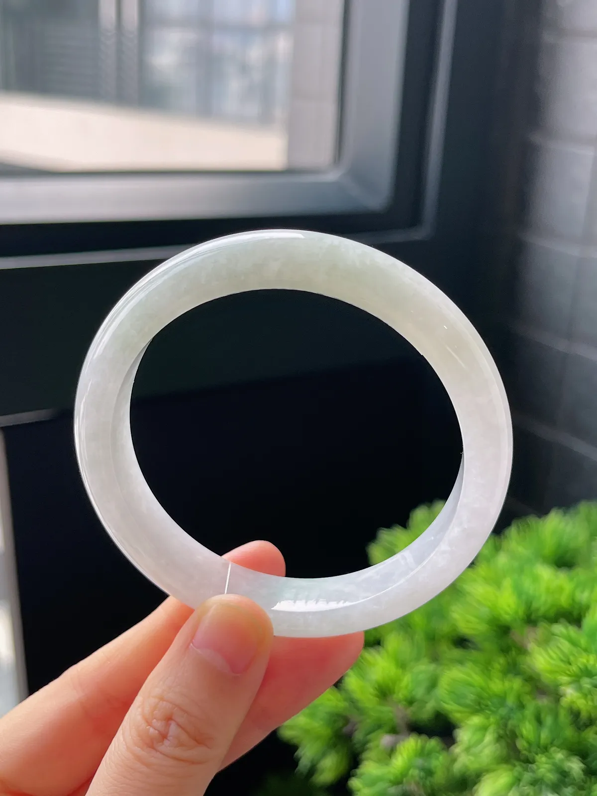 正圈57圈口，翡翠糯化种飘绿手镯