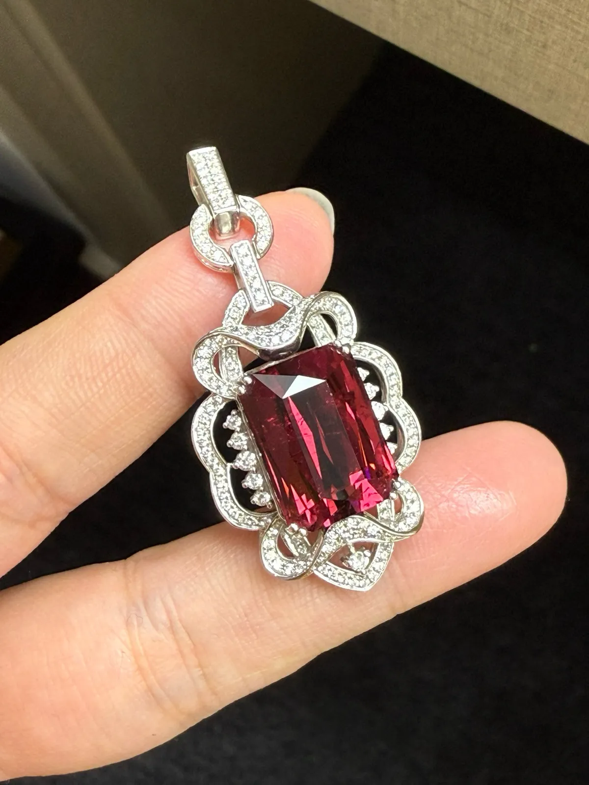 18k金镶嵌天然红碧玺吊坠！颜色超美！整体尺寸49*22.3mm，重12.56克