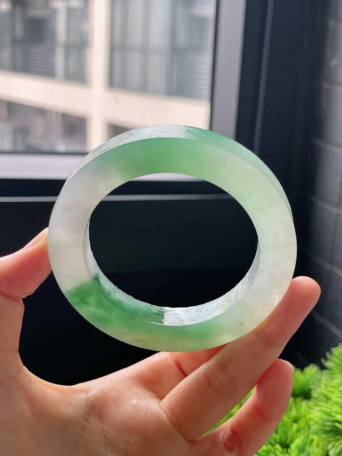 翡翠冰糯种飘绿毛坯，⭕️正圈最大做61，圆条最大做57；最小做55