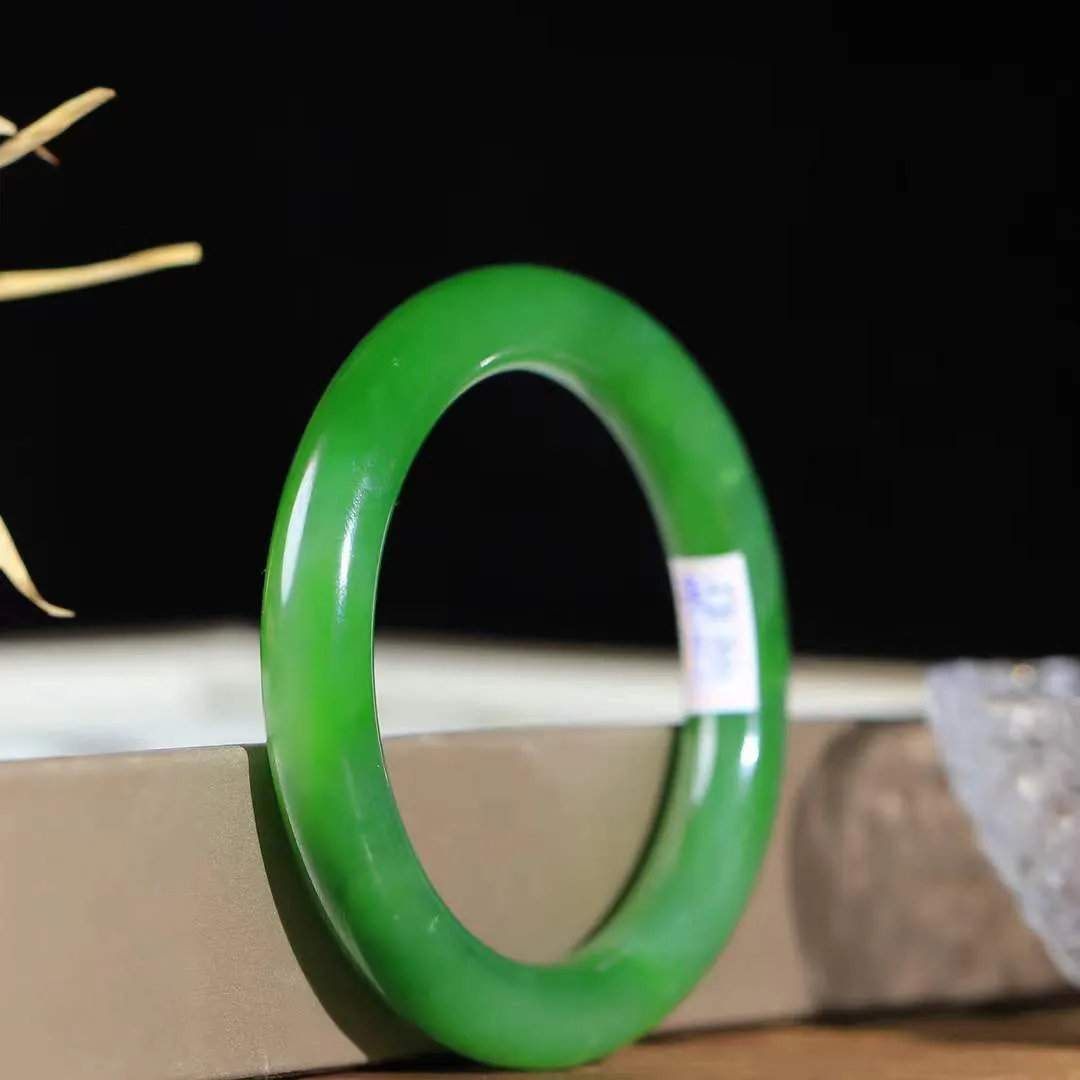 【婉约佳人.手镯】

臻品️和田玉碧玉手镯 玉质温润细腻 油性十足 手感舒适，高华雅逸，线条流畅，简约大气，美自天成，素雅高贵。佩戴于腕间，婉约之美，举手投足间透出那份低调奢华。重52克 内径56.6mm尺寸10.4-10mm 56302278YY