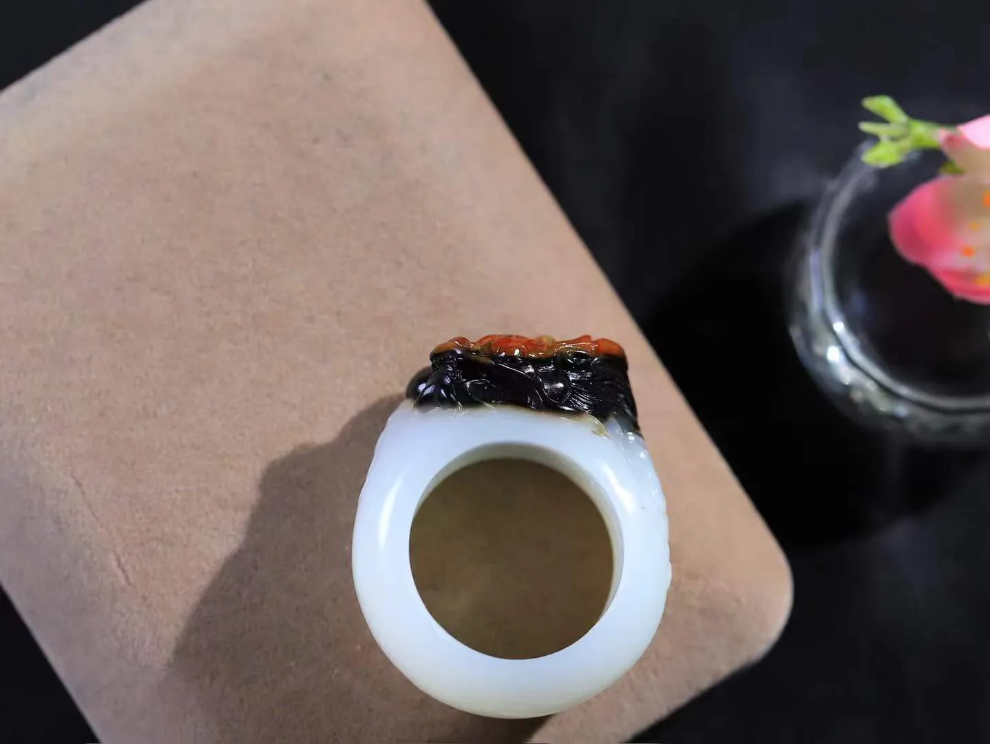 （龙行天下.扳指）

精品和田玉白玉带皮祥龙扳指，料子细腻 手感上佳、雕工精湛，精雕祥龙，龙头双目