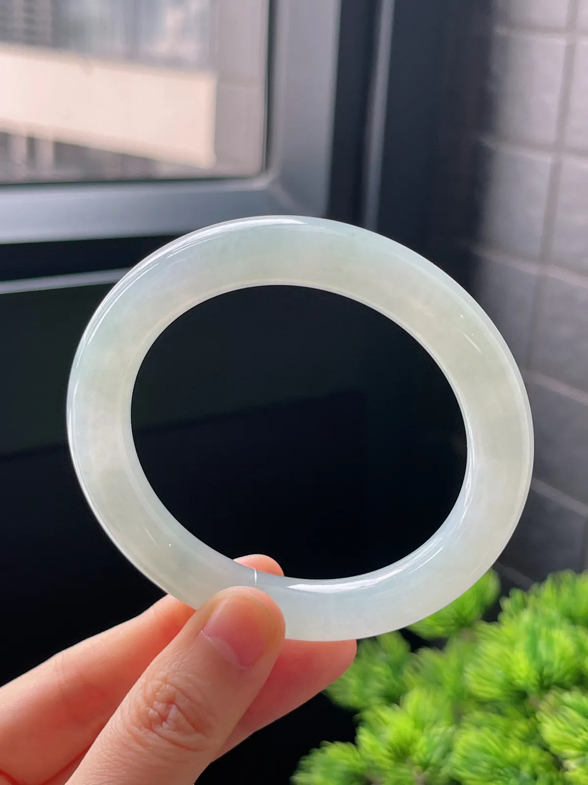 圆镯55.9圈口，翡翠冰糯种淡绿色手镯