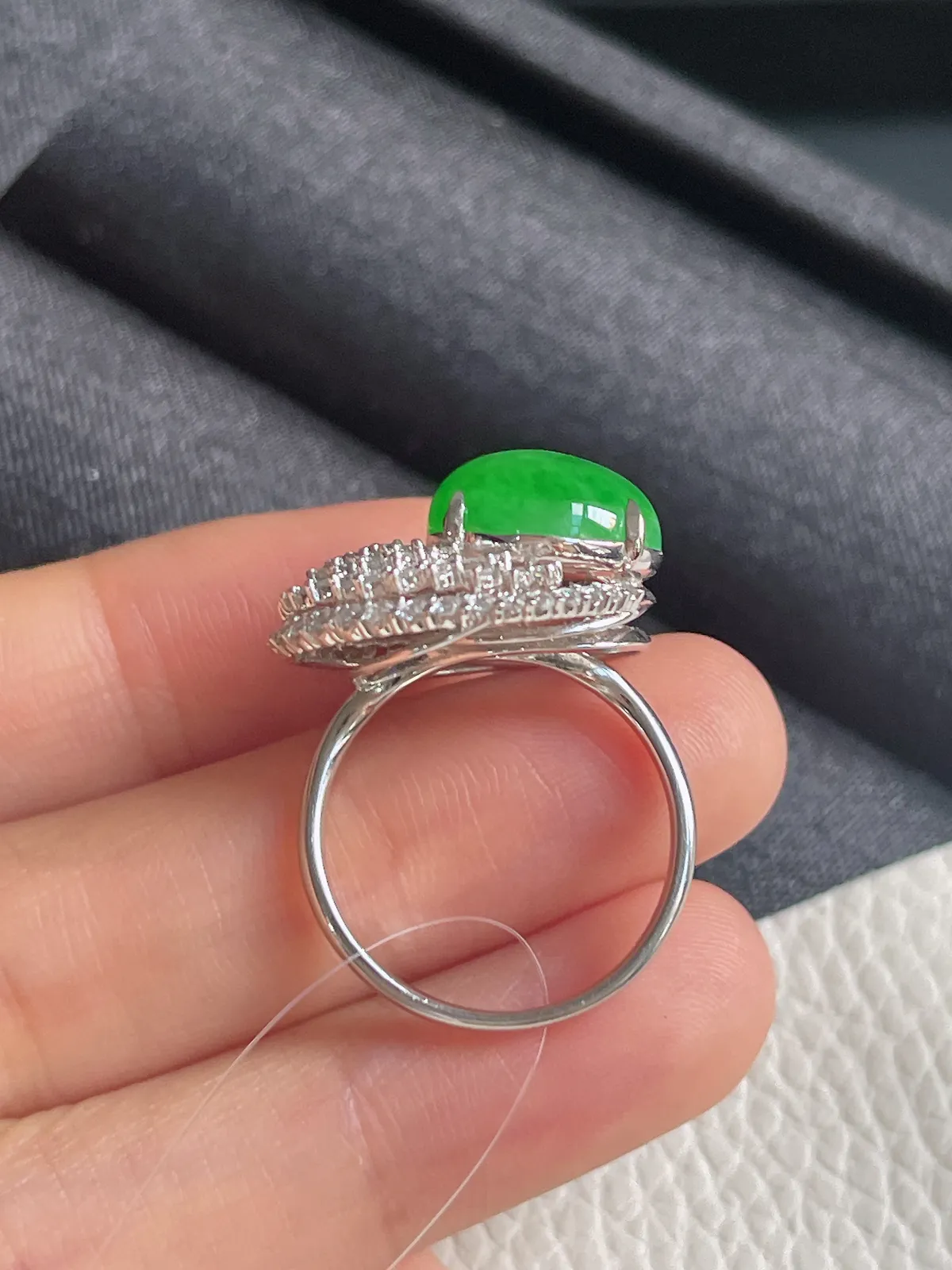18k金伴钻石翡翠冰糯种绿色戒指