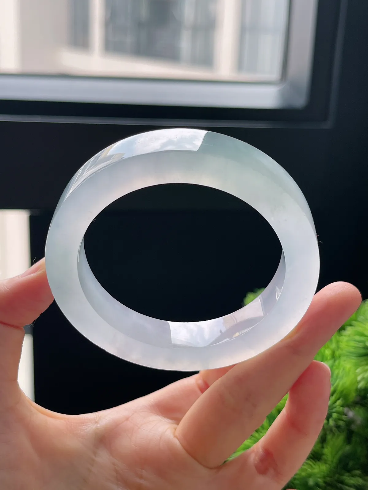 翡翠冰种淡绿色毛坯，⭕️正圈最大做57.7；最小做55.6