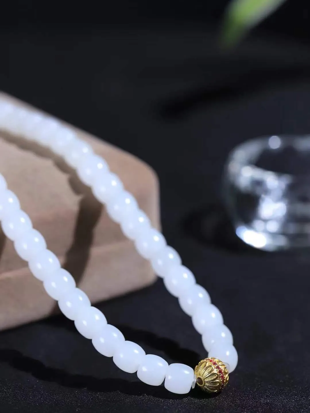 【链.108】

精品和田玉白玉直切珠108挂链 玉质温润细腻 油性十足 佩戴舒适。珠珠落玉盘，间关莺语花底滑，一生美好时光，无论身在何处，都有它相伴相守。事事顺遂，幸福美满，吉祥如意。重59.8克 尺寸取一5.9-6.7mm FDA-78162892