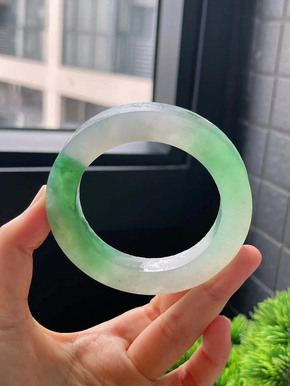 翡翠冰糯种飘绿毛坯，⭕️正圈最大做61，圆条最大做57；最小做55