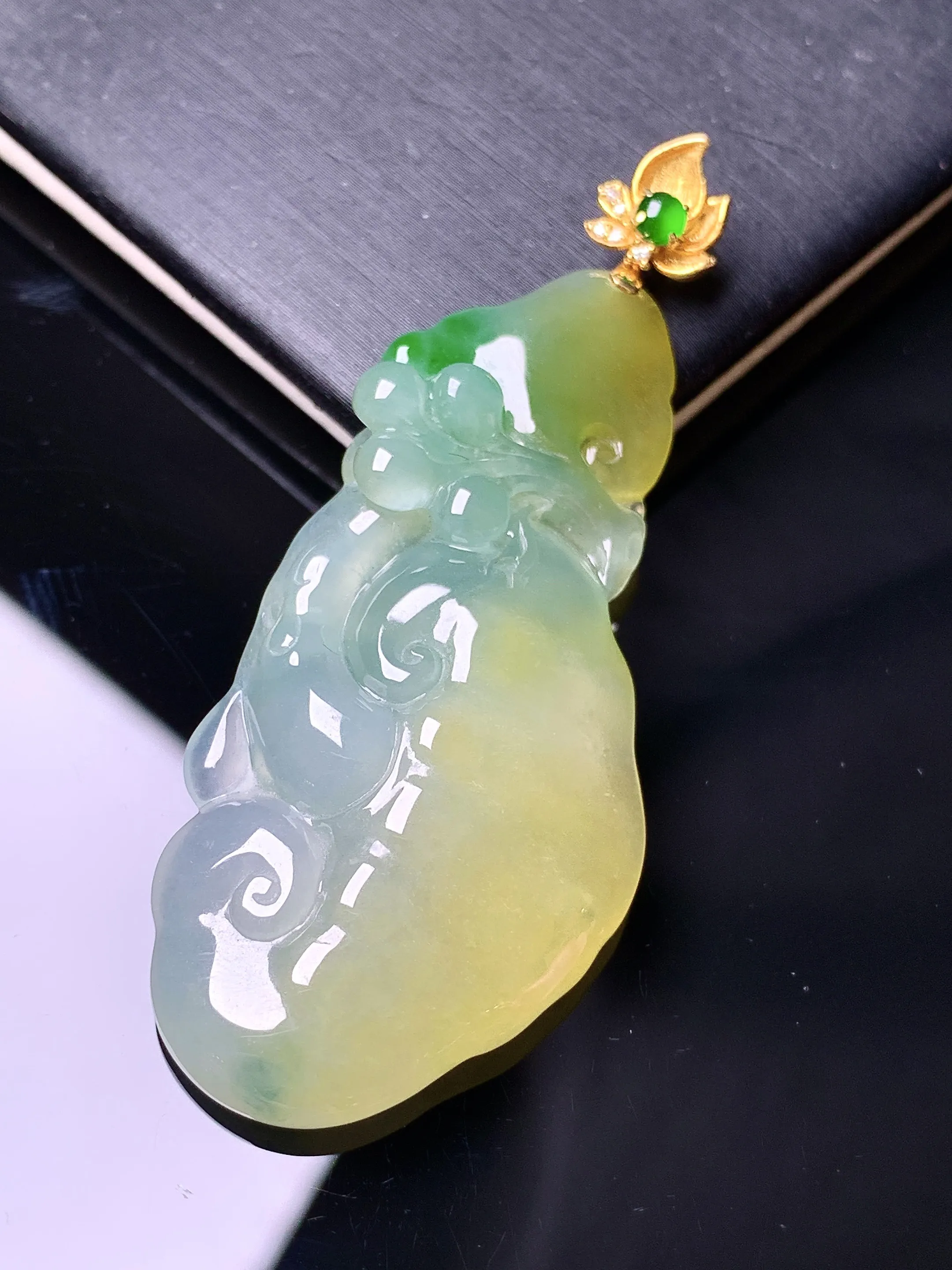 18k金镶嵌飘黄绿翡如意吊坠 玉质细腻 色泽清新艳丽 整体尺寸57.6*23*5.8