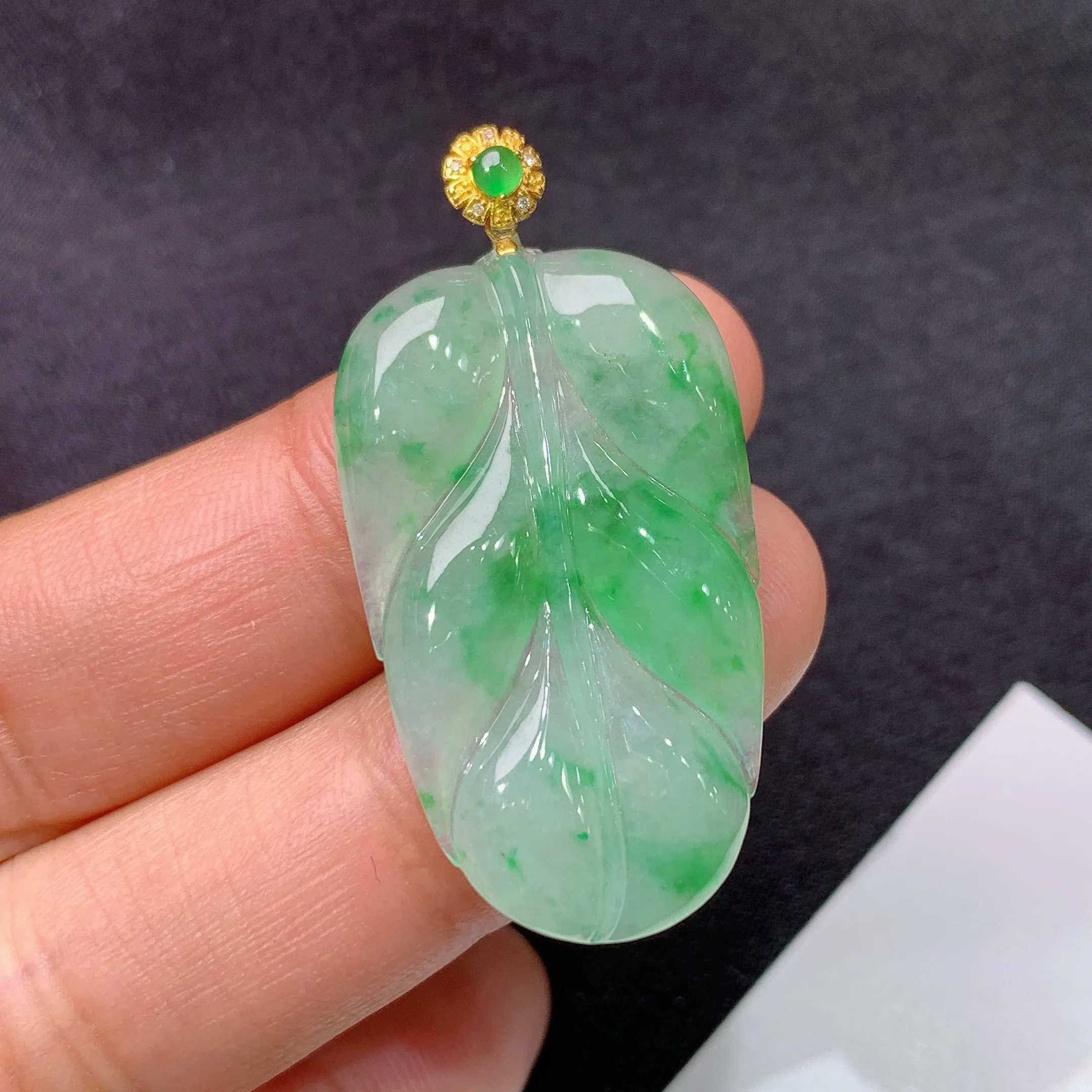 冰飘绿树叶吊坠，18k金镶嵌，冰润细腻，种水足，裸石尺寸32.3*19.2*3.6