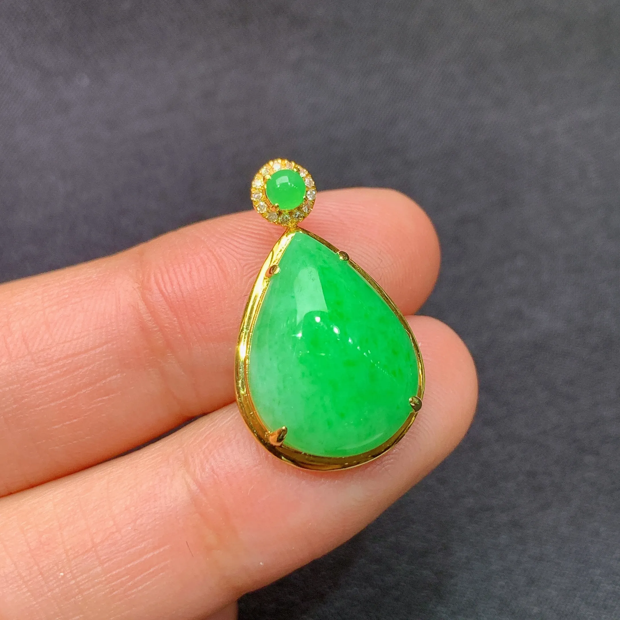 冰阳绿水滴吊坠，18k金镶嵌，冰润色阳，玉质细腻，种水足，整体尺寸23.1*13.8*7.7