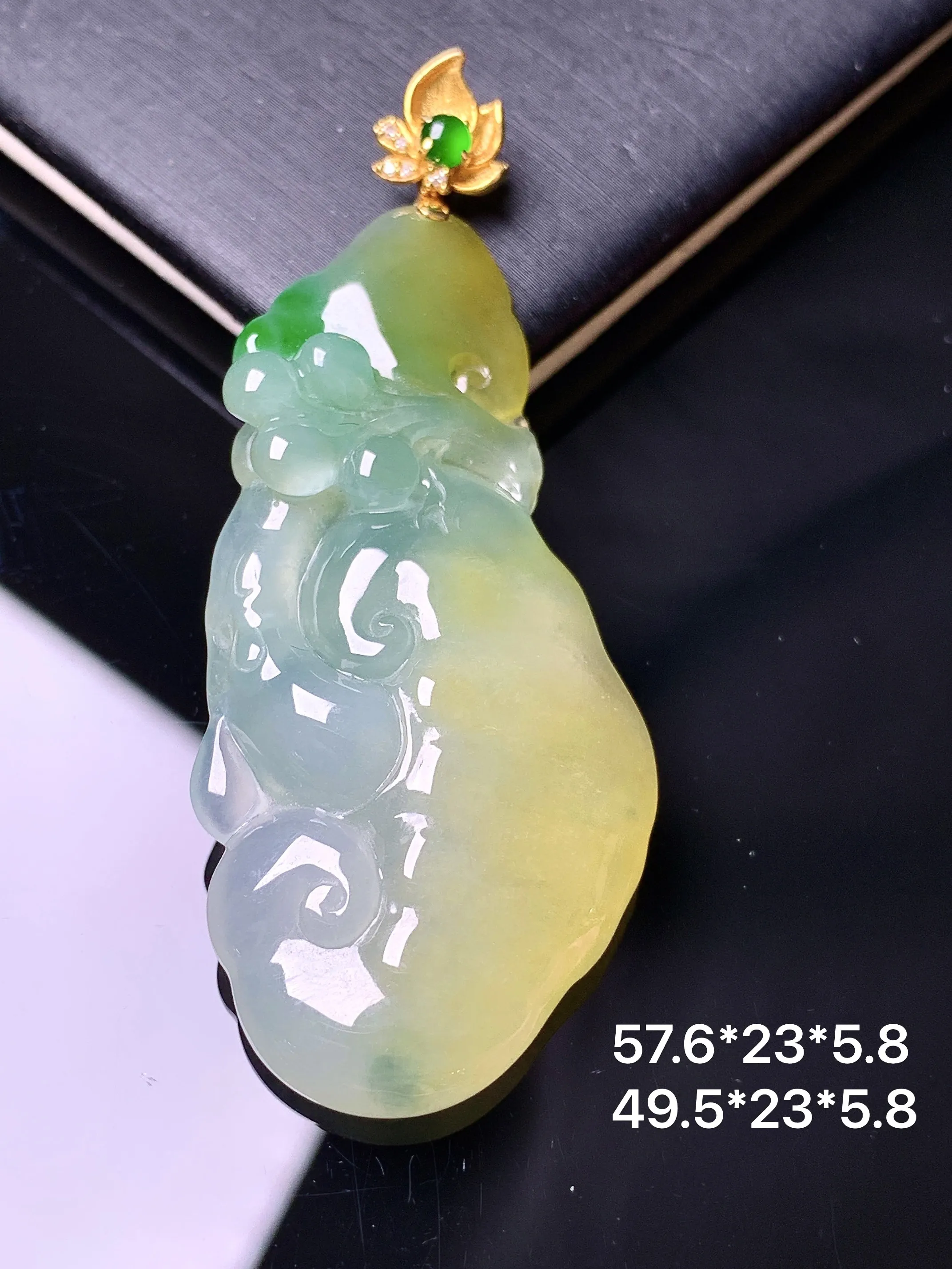18k金镶嵌飘黄绿翡如意吊坠 玉质细腻 色泽清新艳丽 整体尺寸57.6*23*5.8